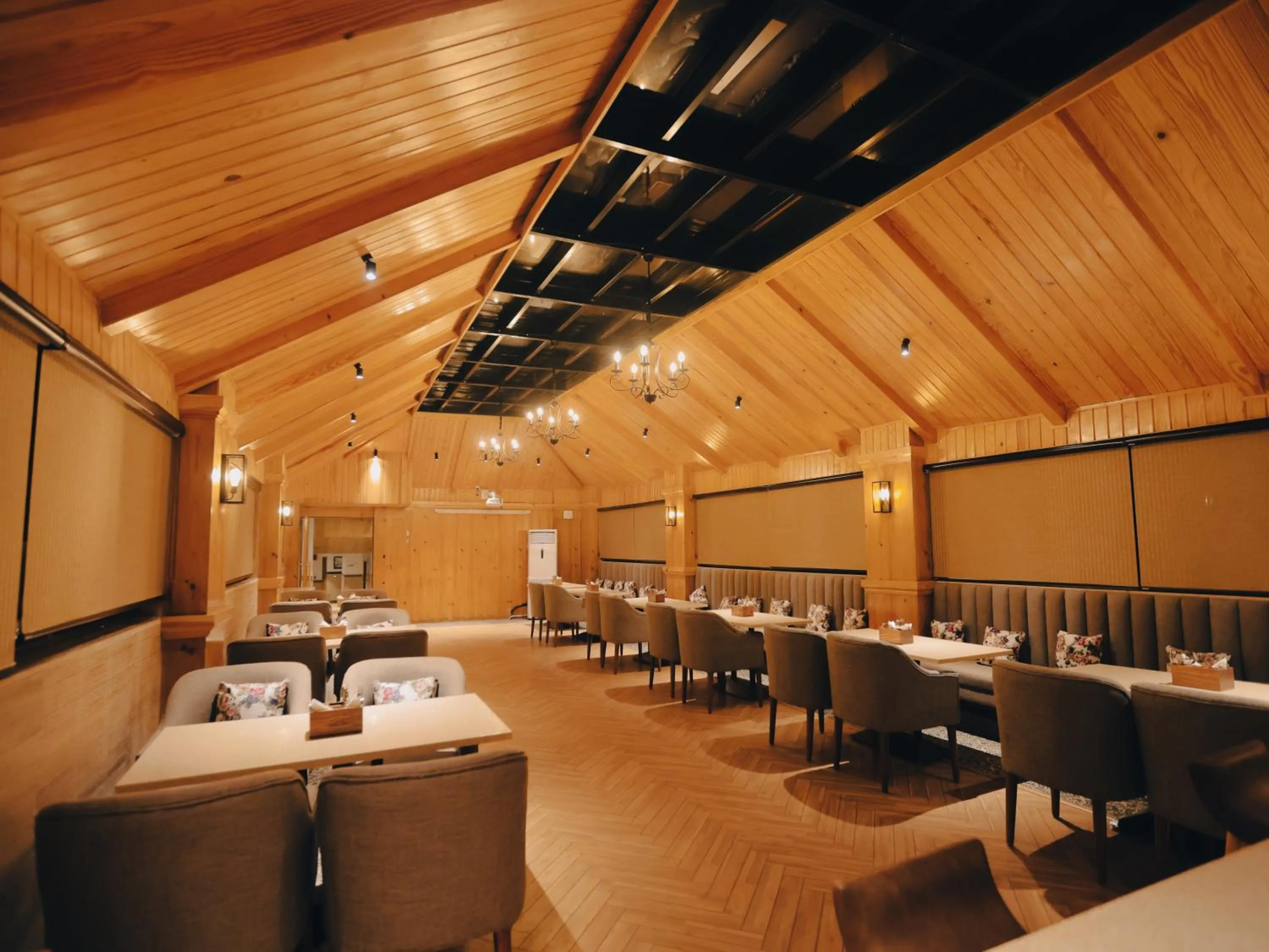 Restaurant/places to eat in Clarks Inn Express, Dehradun