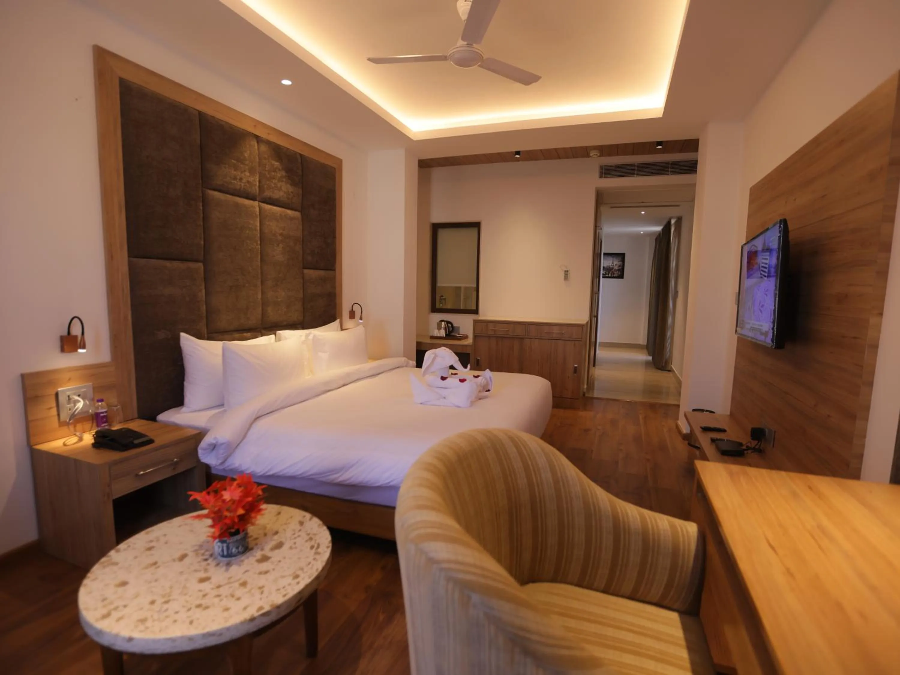 Living room, Bed in Clarks Inn Express, Dehradun