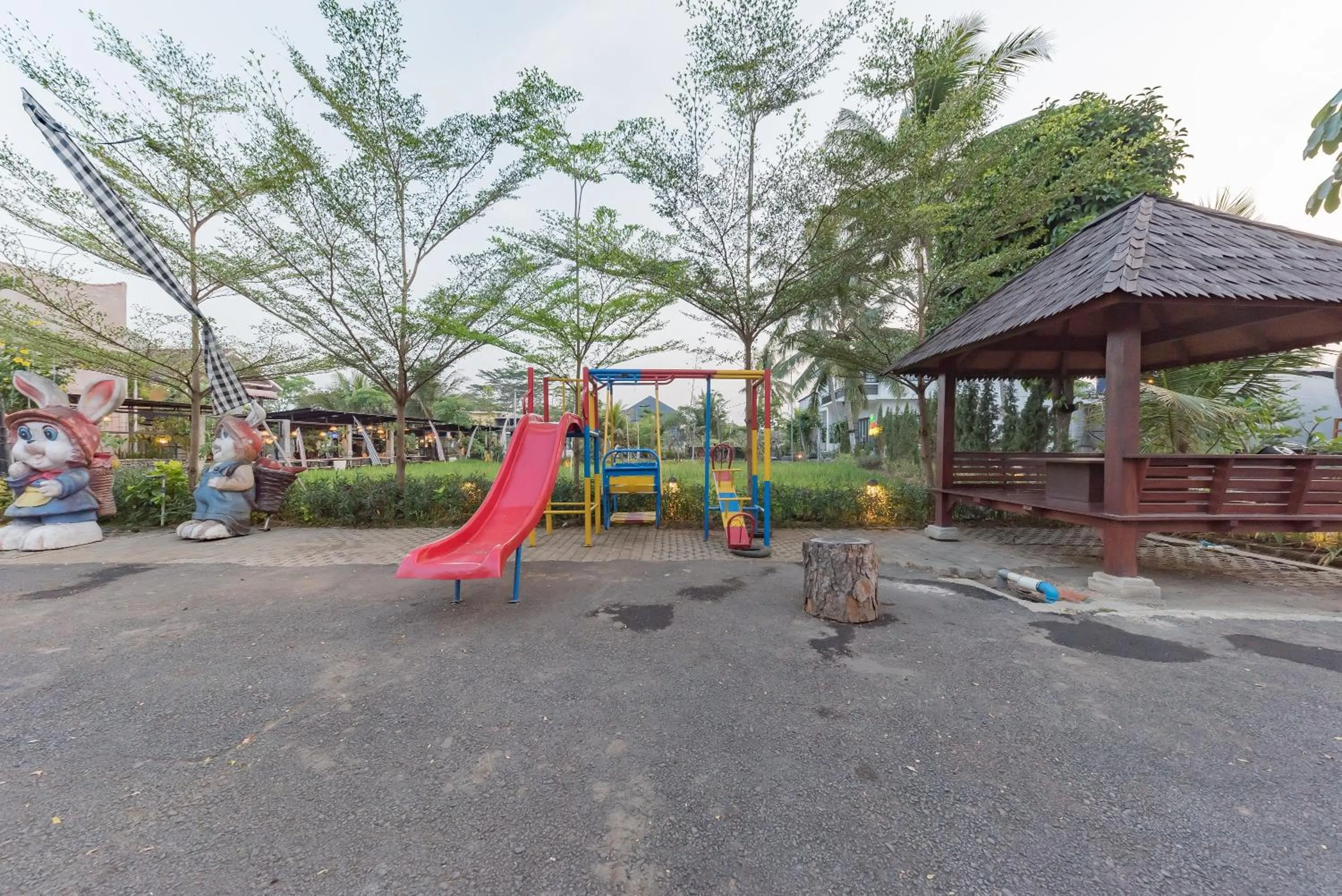 Children play ground in Urbanview Hotel Khayrizsan Tasikmalaya by RedDoorz