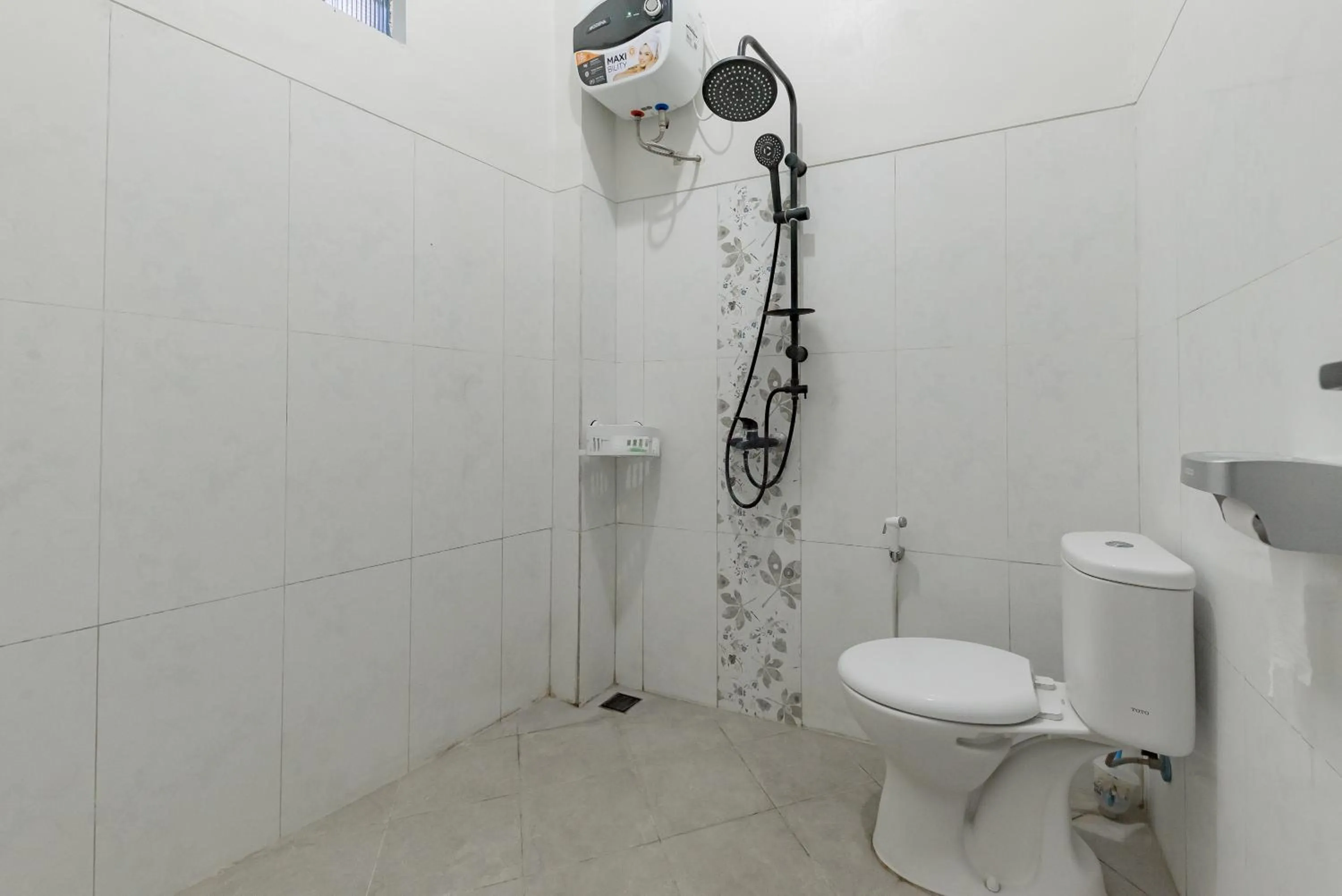 Bathroom in Urbanview Hotel Khayrizsan Tasikmalaya by RedDoorz