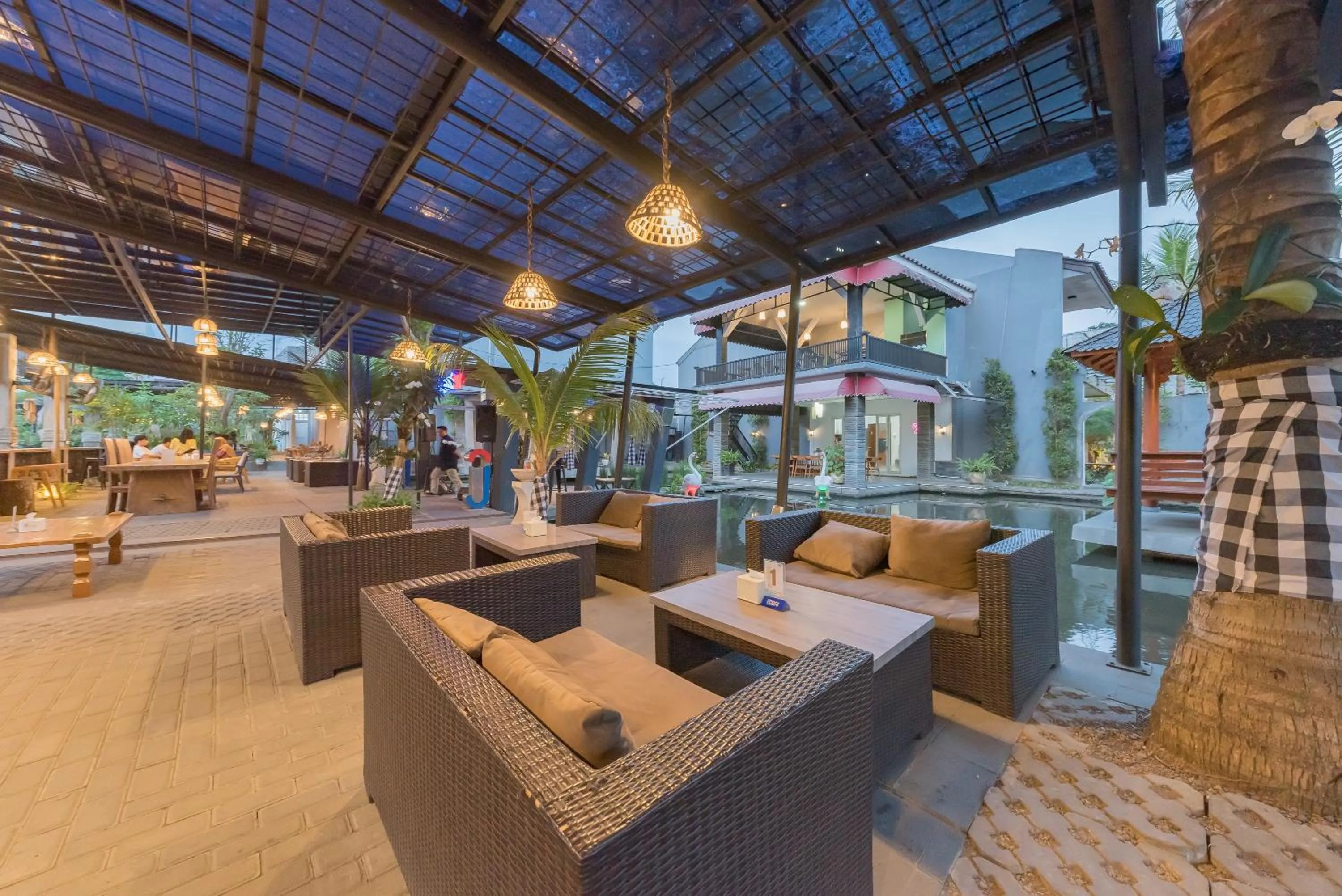 Seating area in Urbanview Hotel Khayrizsan Tasikmalaya by RedDoorz