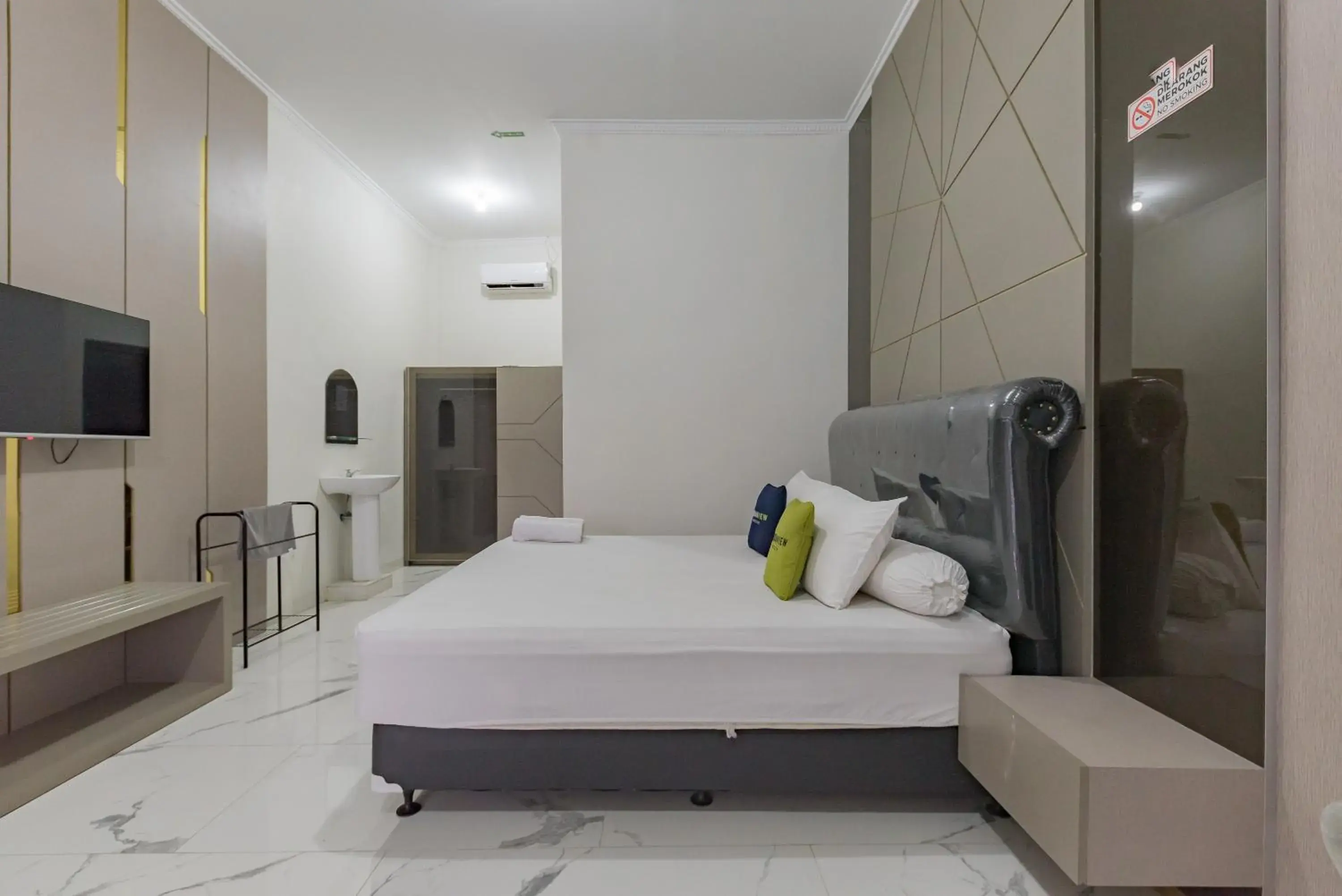 Bed in Urbanview Hotel Khayrizsan Tasikmalaya by RedDoorz Bed in Urbanview Hotel Khayrizsan Tasikmalaya by RedDoorz