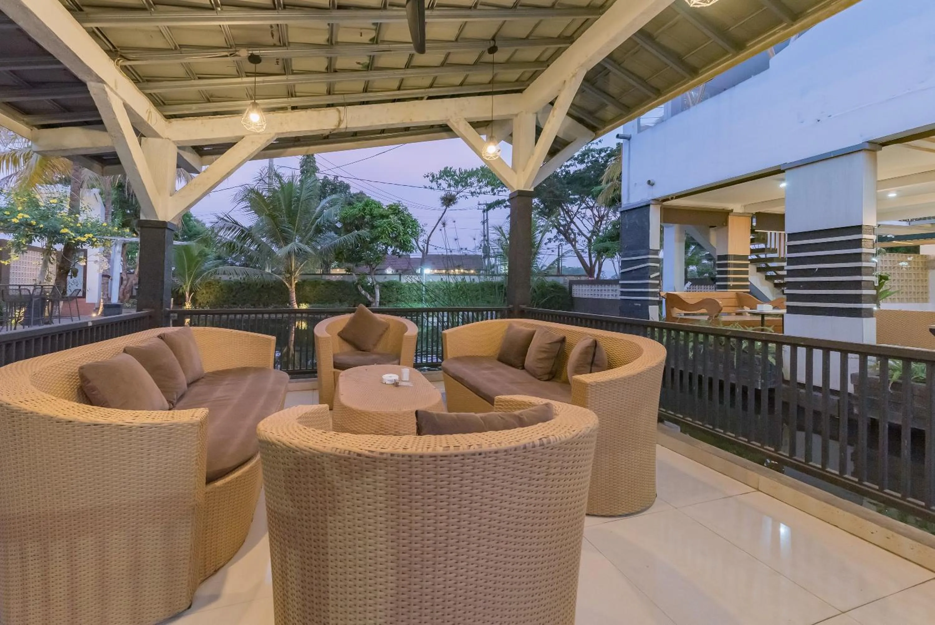 Seating area in Urbanview Hotel Khayrizsan Tasikmalaya by RedDoorz