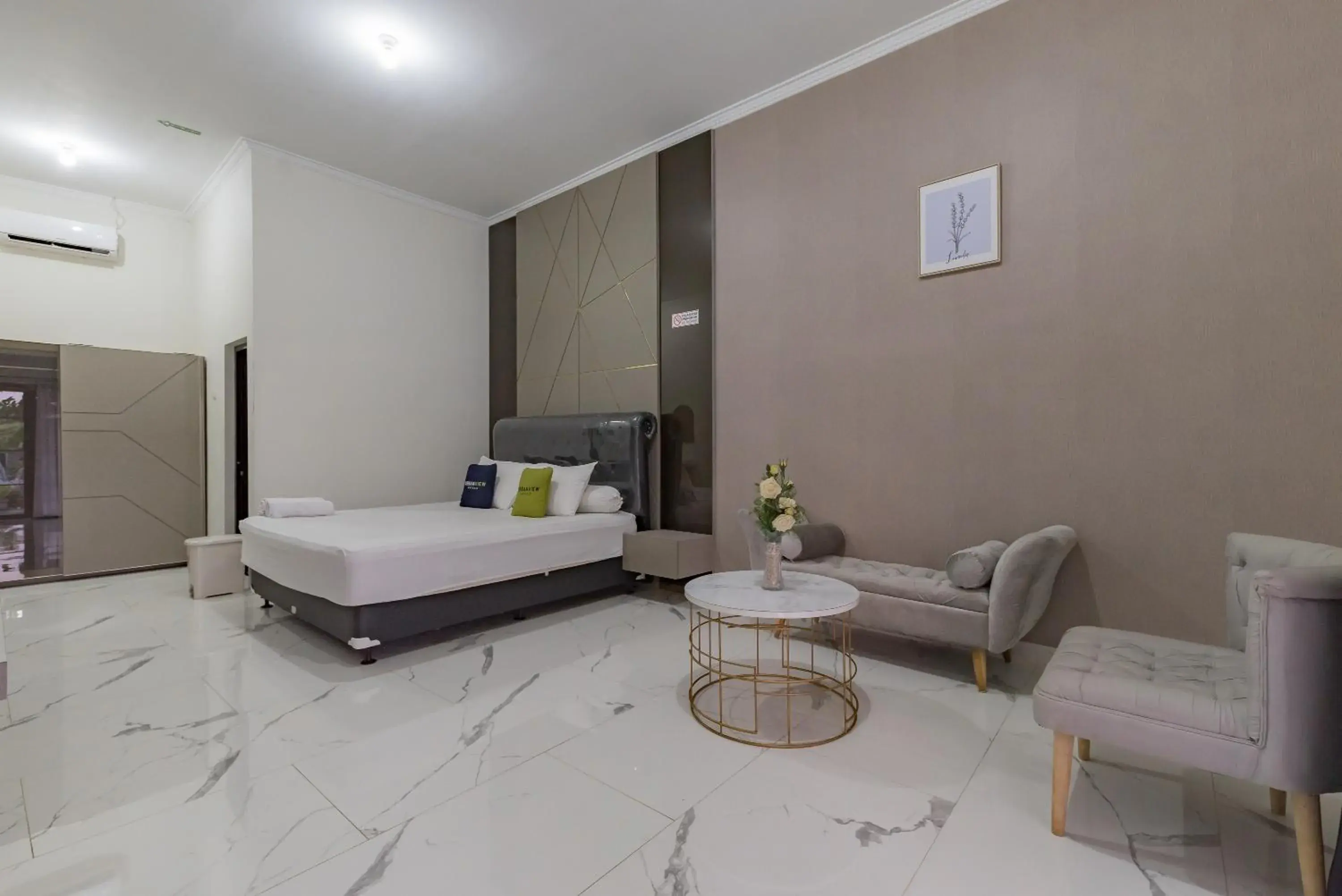 Bed in Urbanview Hotel Khayrizsan Tasikmalaya by RedDoorz Bed in Urbanview Hotel Khayrizsan Tasikmalaya by RedDoorz