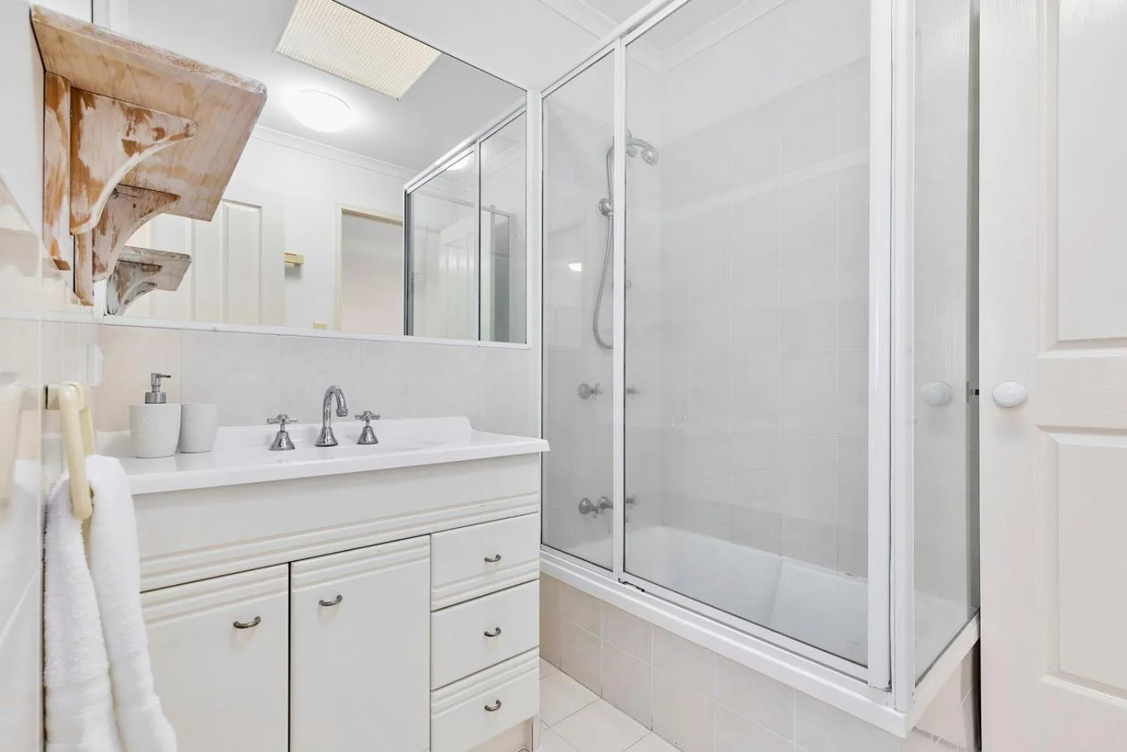 Bathroom in Terrapin Apartment 4