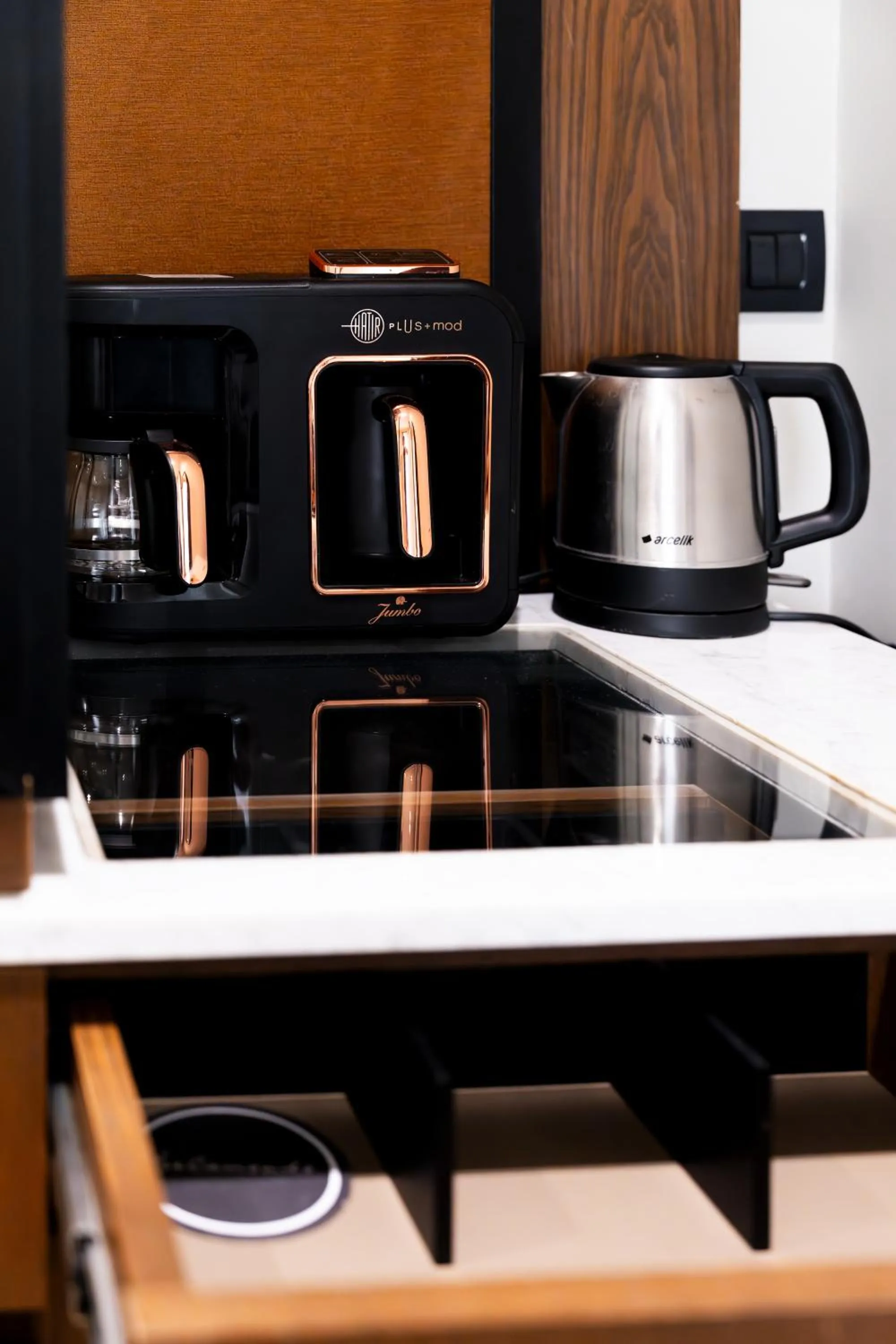 Coffee/tea facilities in DeCamondo Residence