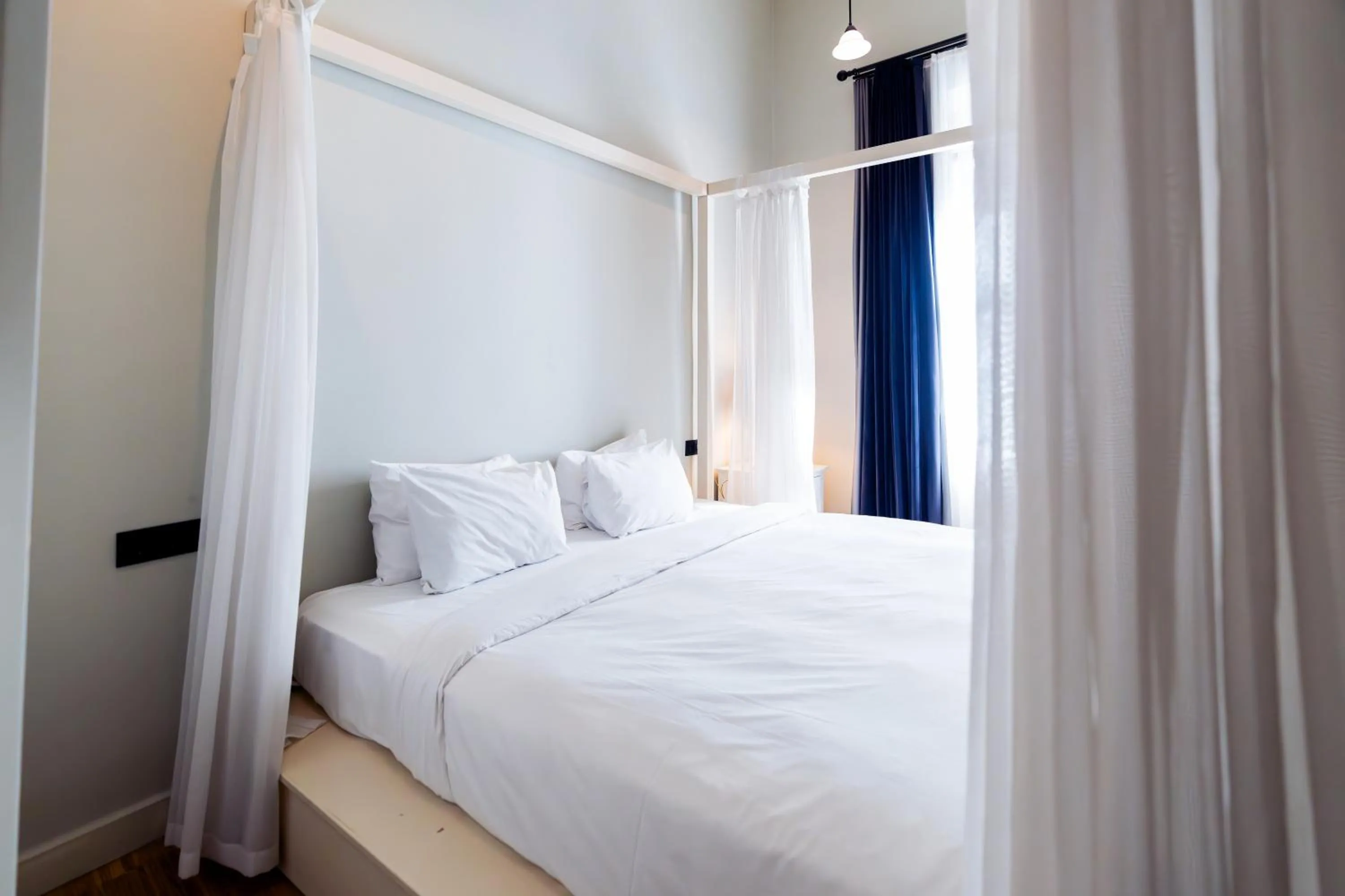 Bedroom, Bed in DeCamondo Residence