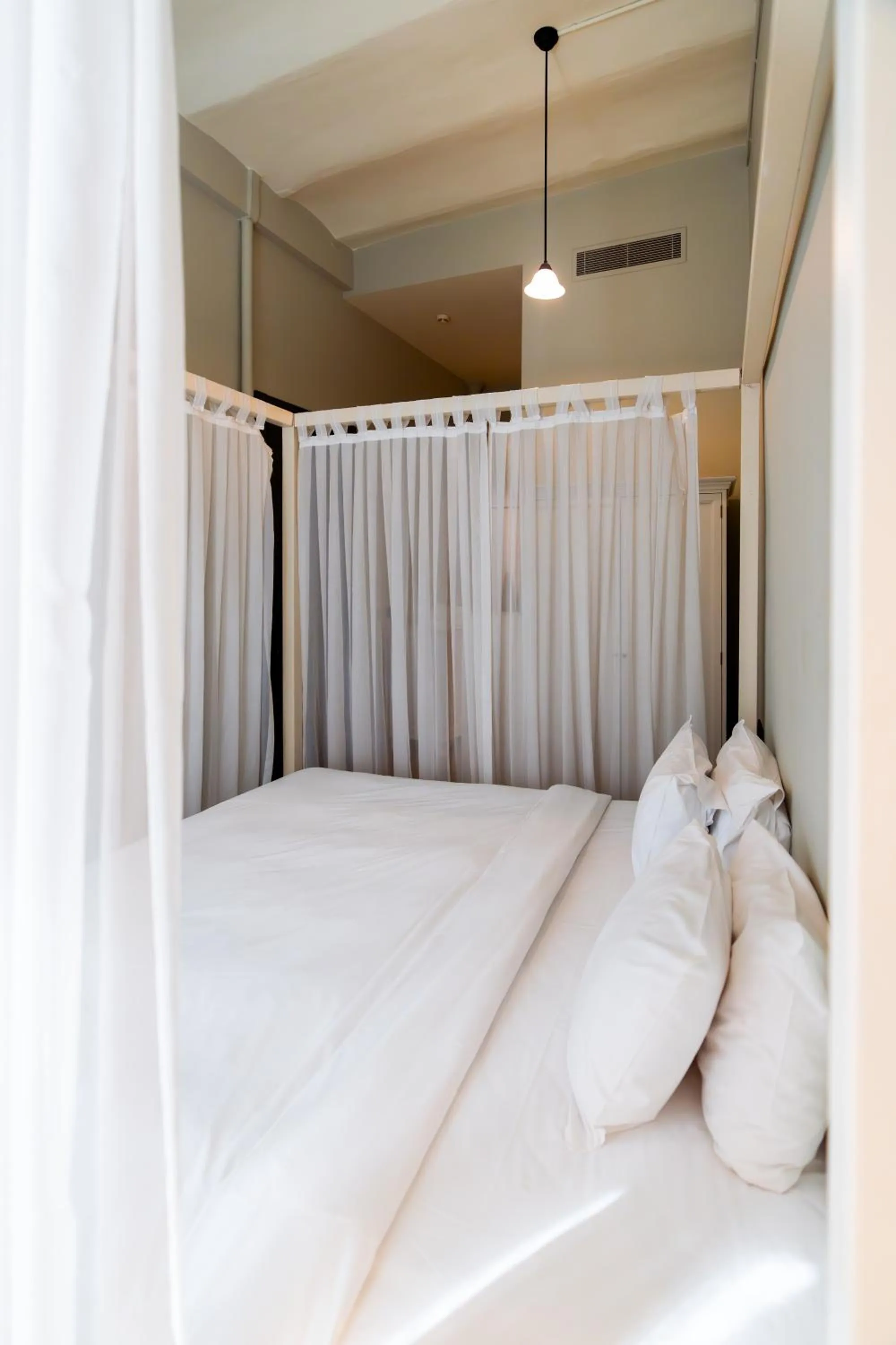 Bedroom, Bed in DeCamondo Residence