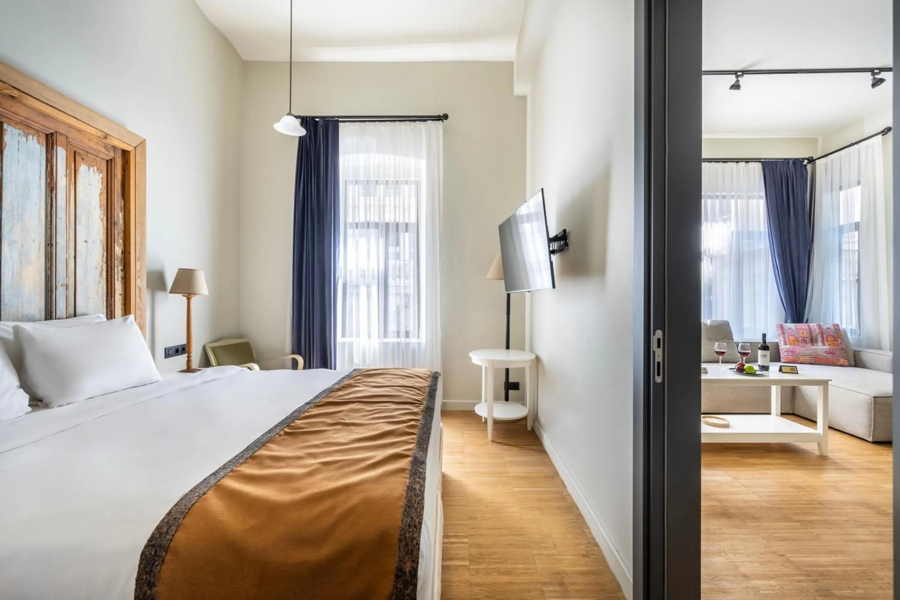 Bedroom, Bed in DeCamondo Residence