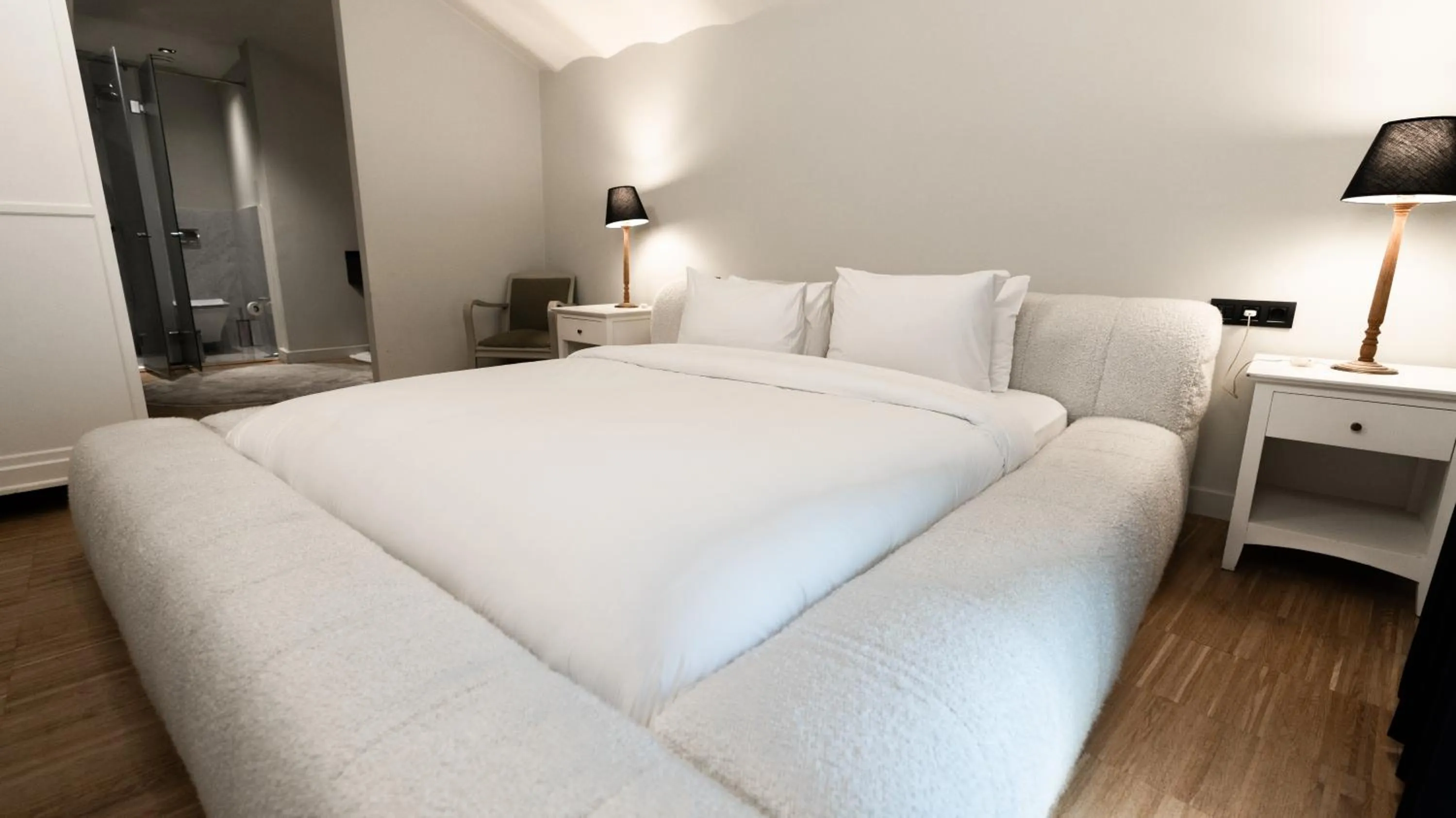 Bed in DeCamondo Residence