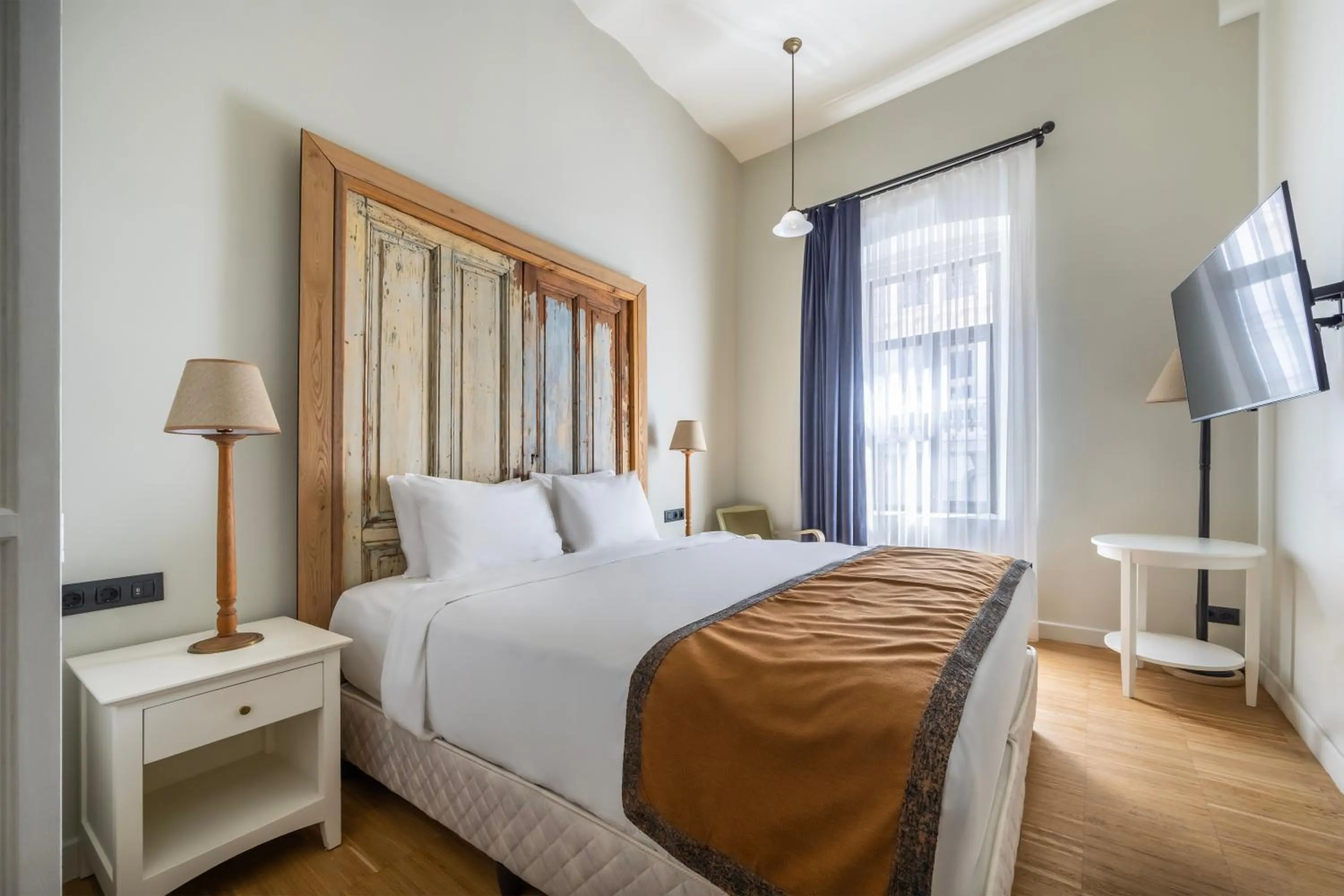 Bedroom, Bed in DeCamondo Residence