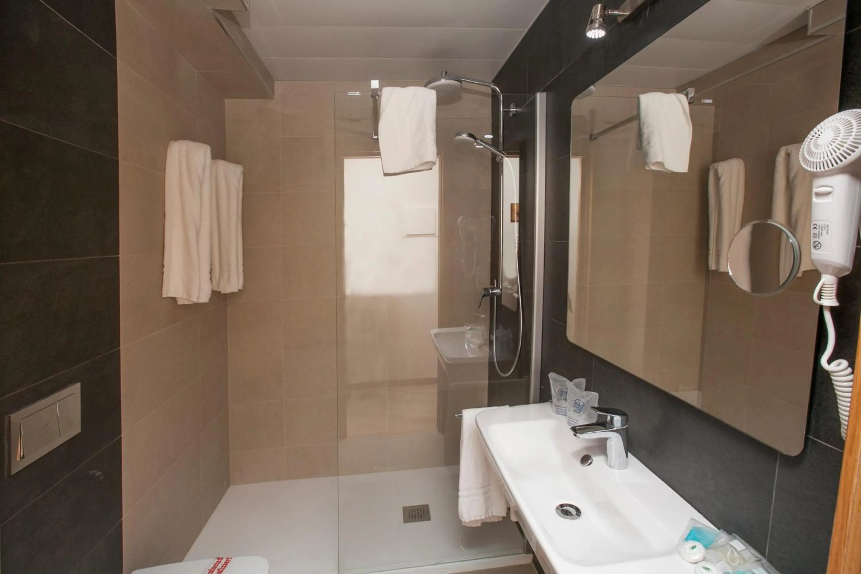 Bathroom in Hotel Villa Flamenca