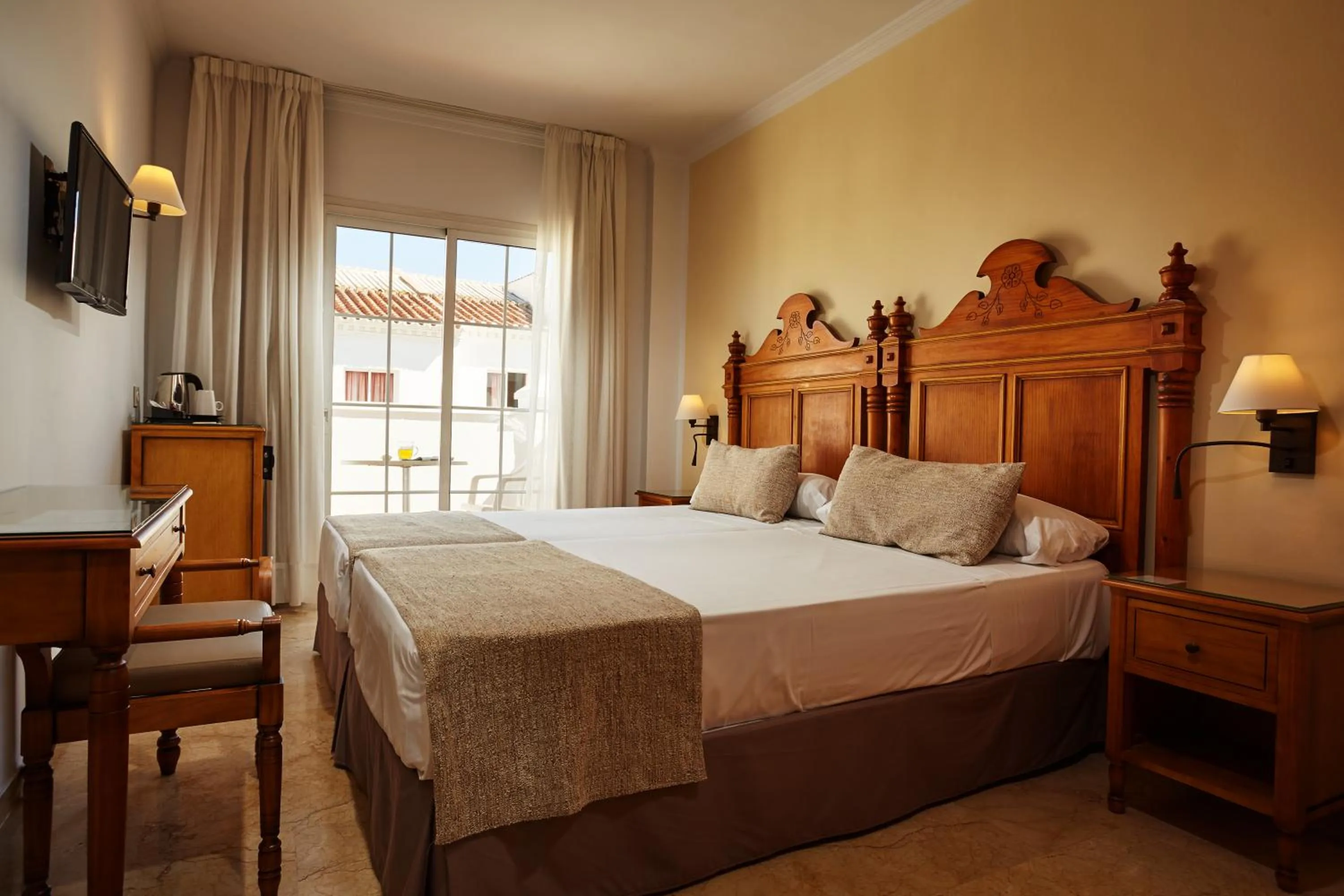 Balcony/Terrace, Bed in Hotel Villa Flamenca