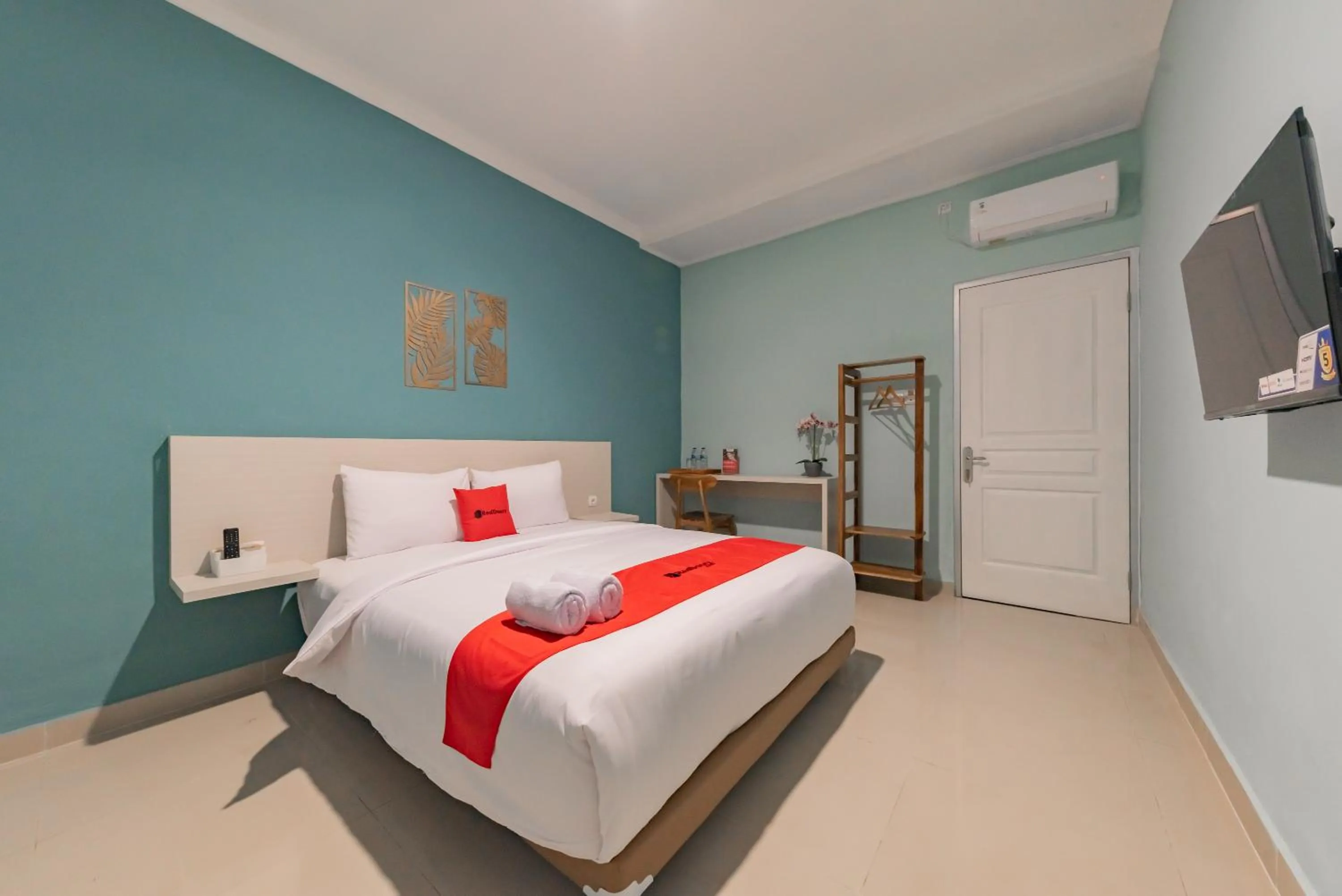 Bedroom, Bed in RedDoorz Plus near Surapati Core