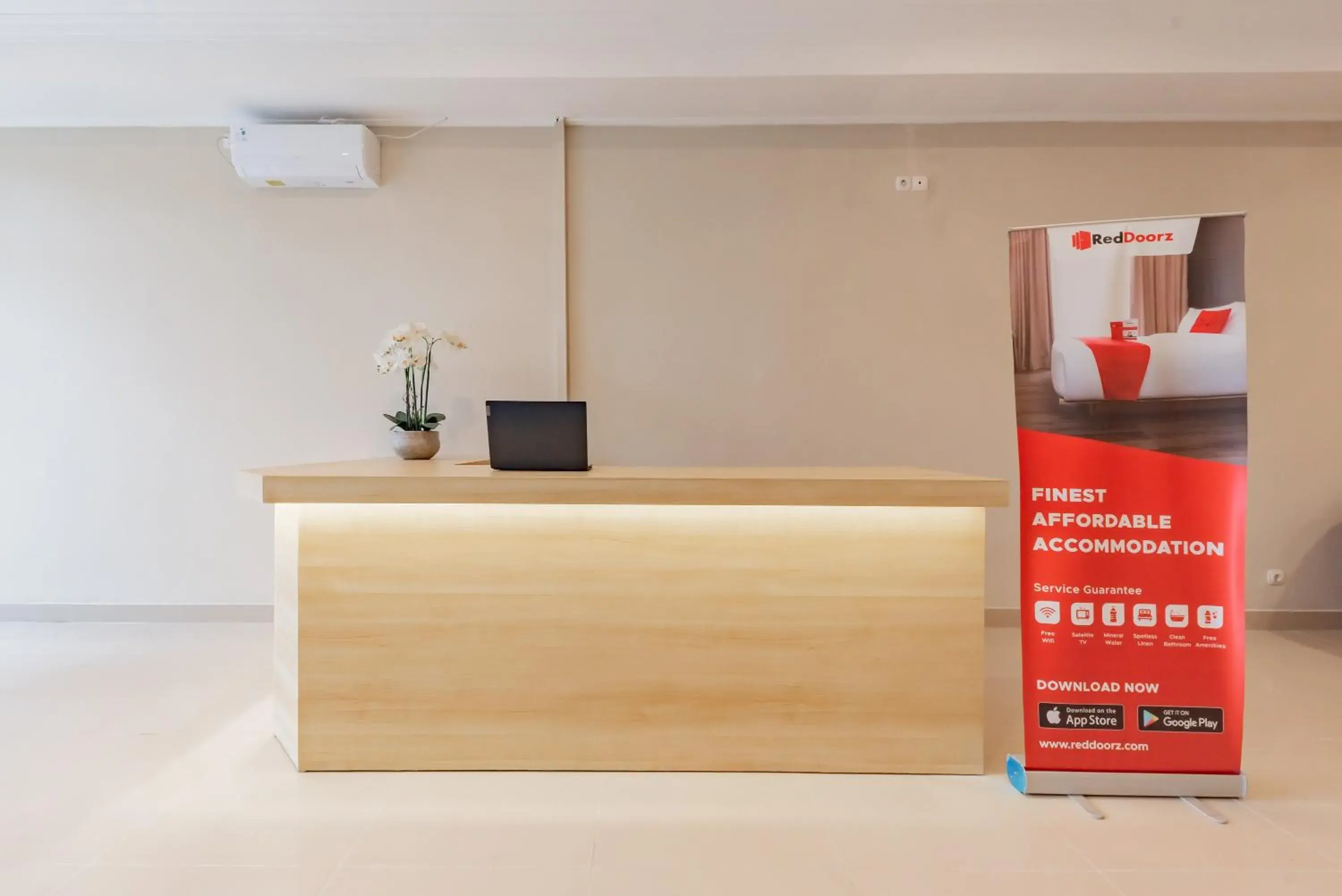 Lobby or reception in RedDoorz Plus near Surapati Core Lobby or reception in RedDoorz Plus near Surapati Core