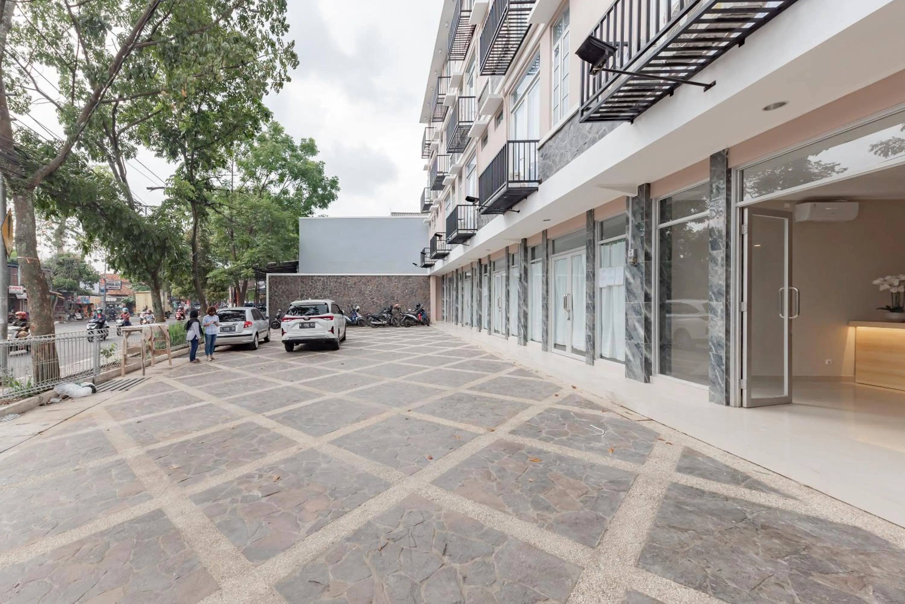 Property building in RedDoorz Plus near Surapati Core