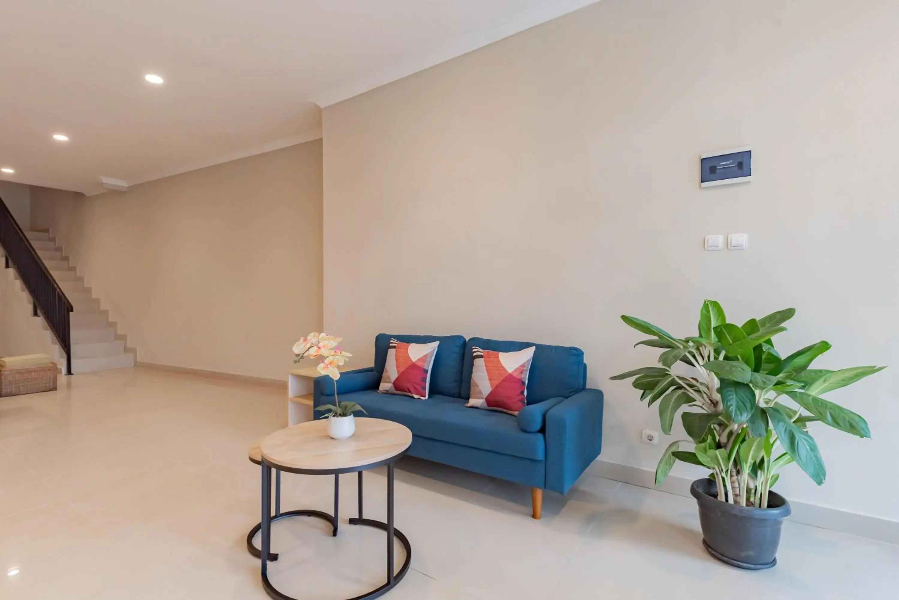 Living room in RedDoorz Plus near Surapati Core Living room in RedDoorz Plus near Surapati Core