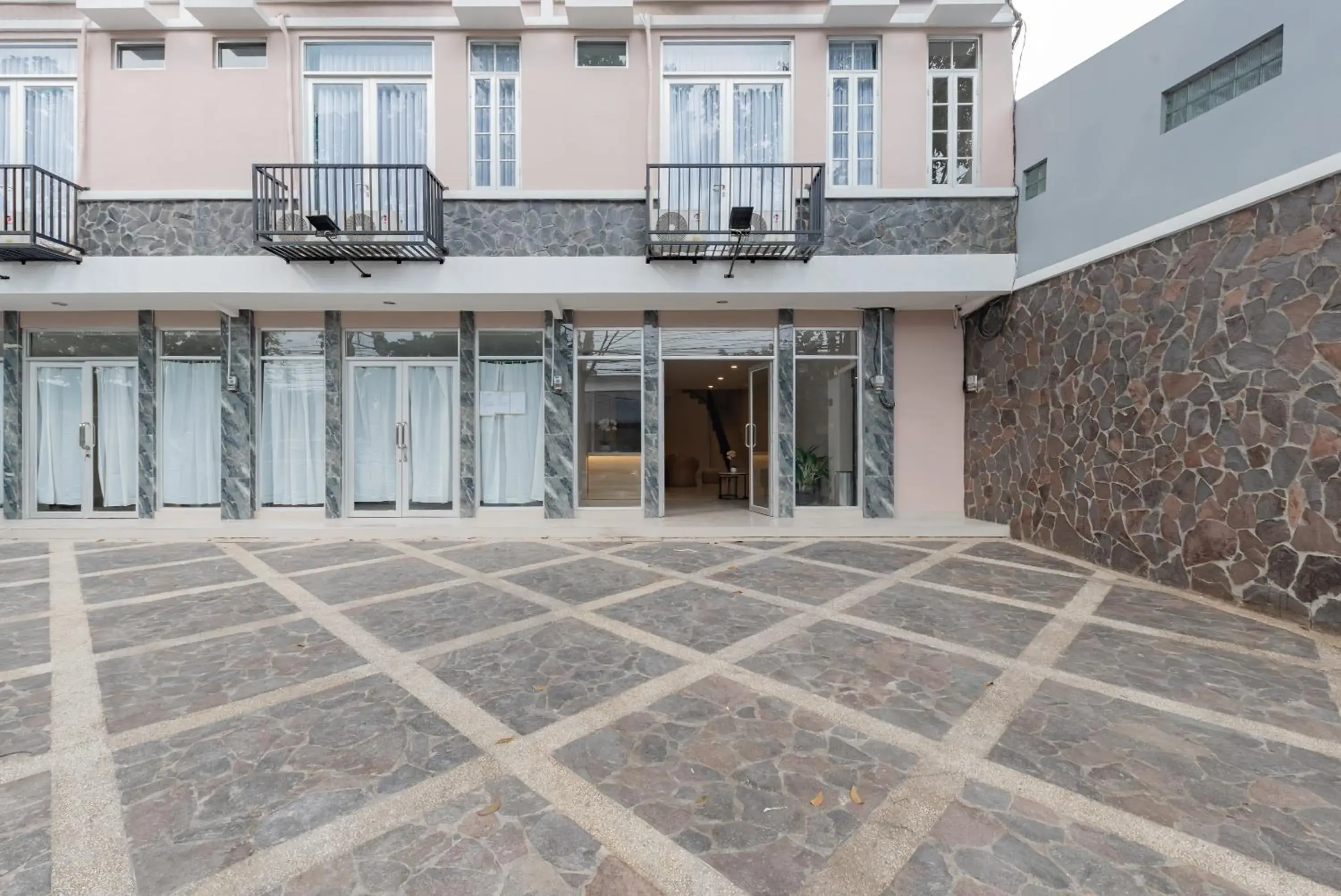 Property building in RedDoorz Plus near Surapati Core Property building in RedDoorz Plus near Surapati Core