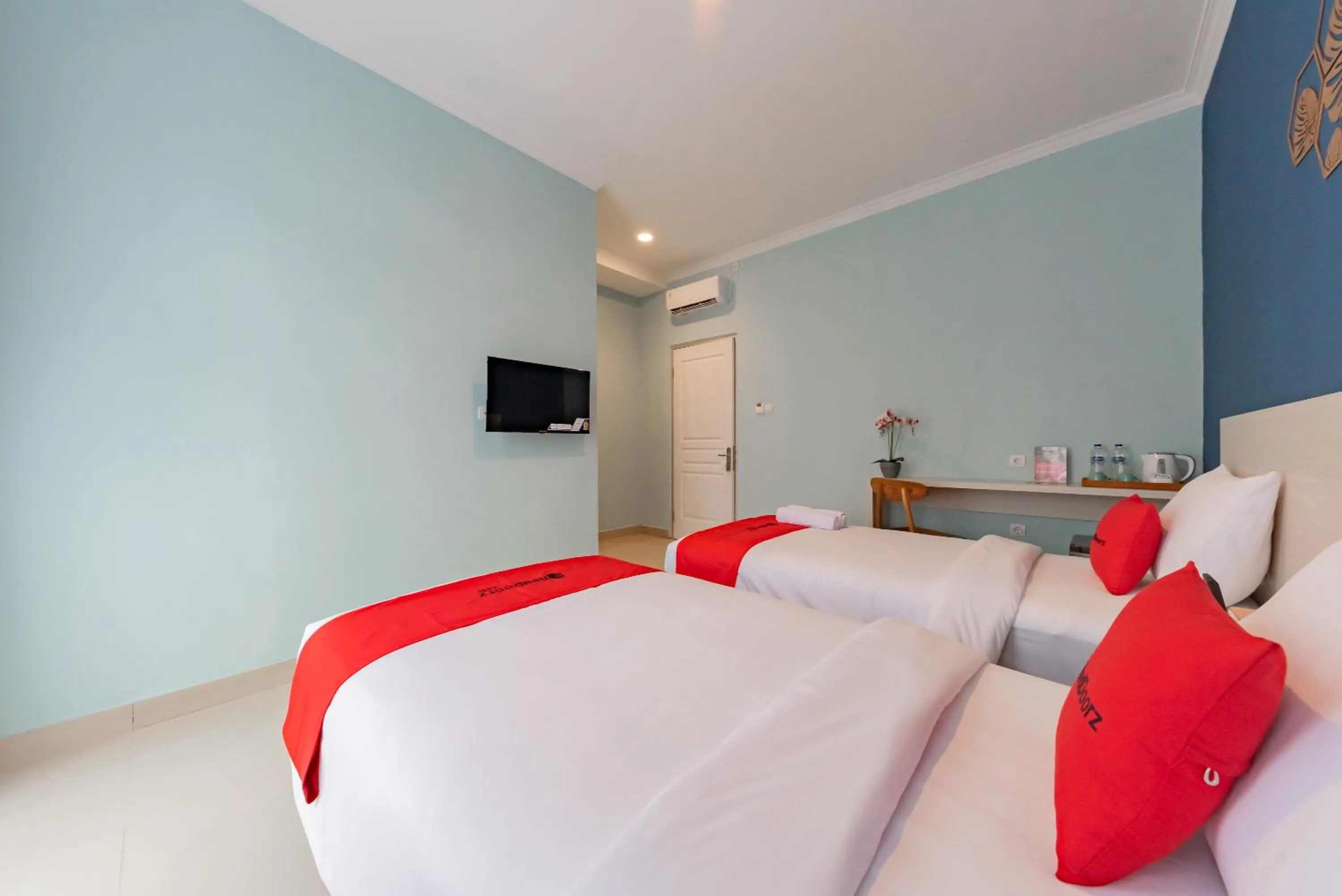 Bedroom, Bed in RedDoorz Plus near Surapati Core