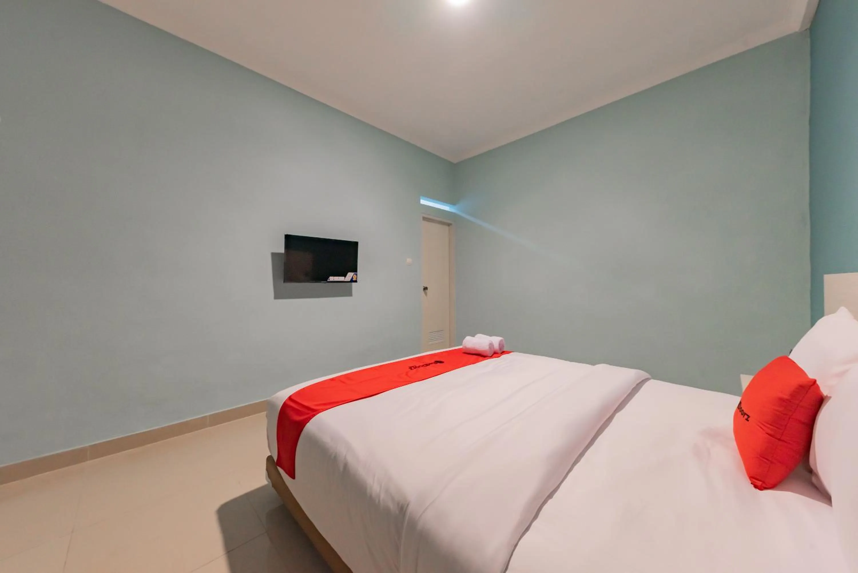 Bedroom, Bed in RedDoorz Plus near Surapati Core