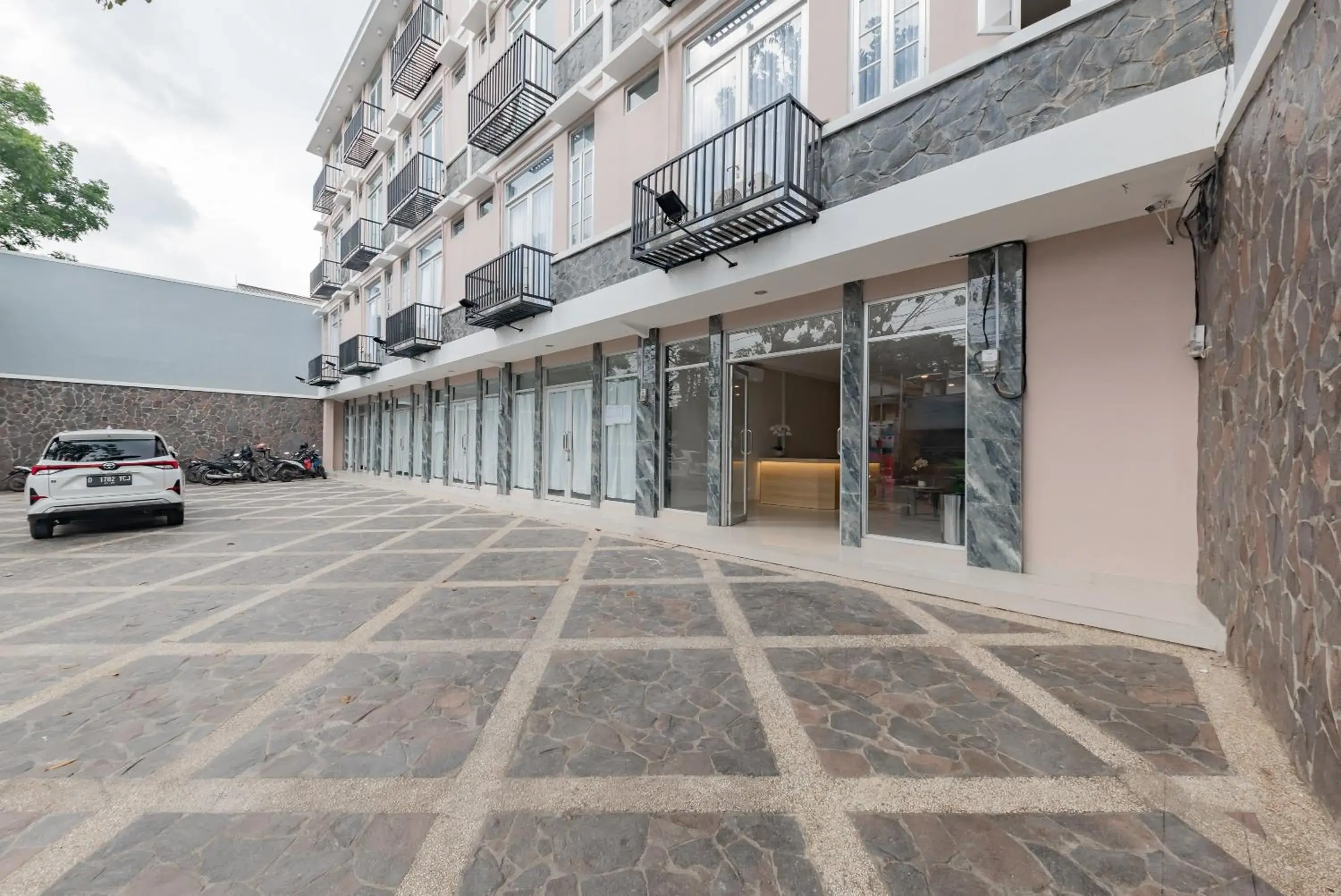 Property building in RedDoorz Plus near Surapati Core Property building in RedDoorz Plus near Surapati Core