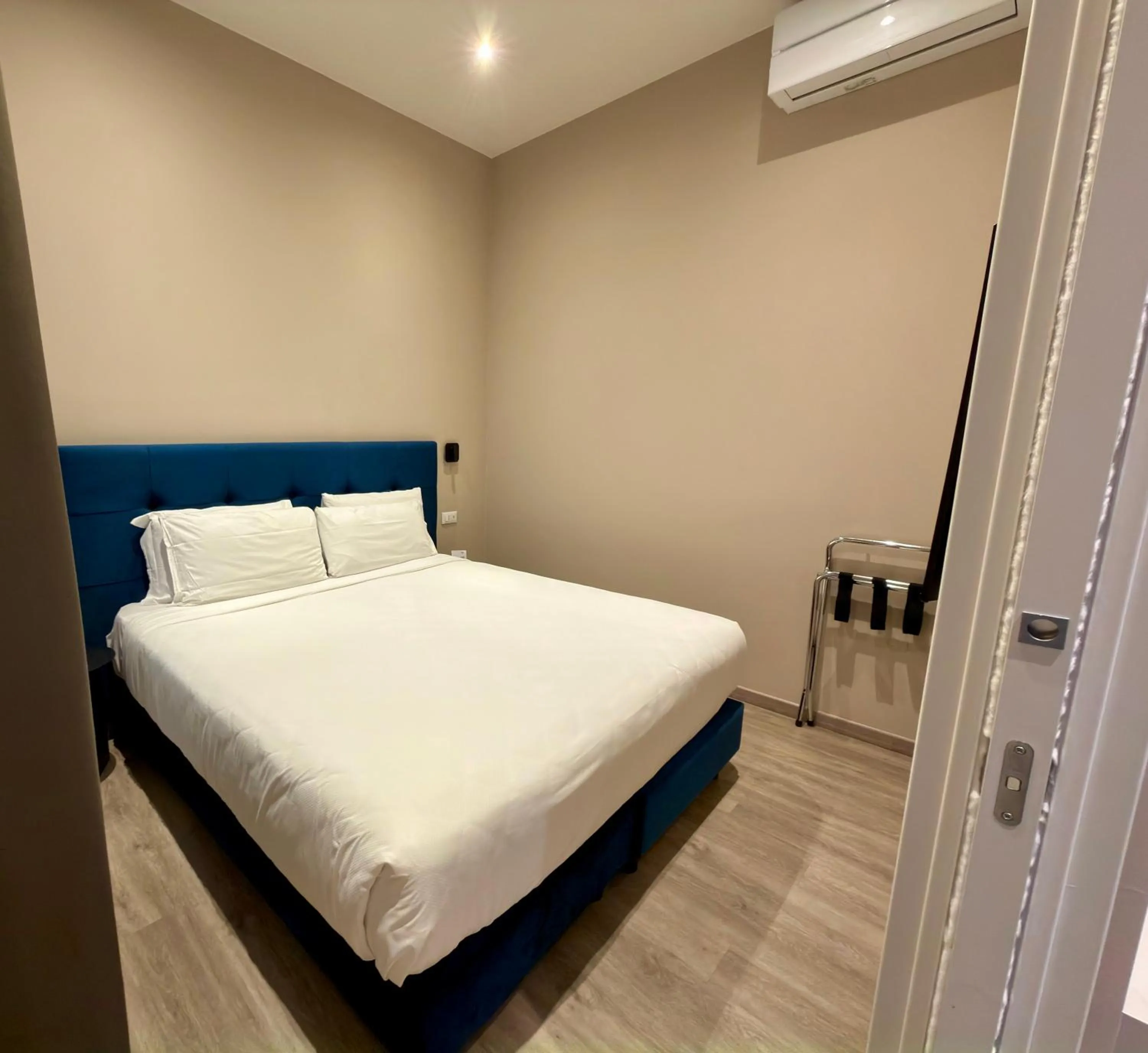 Bedroom, Bed in Vi Suites