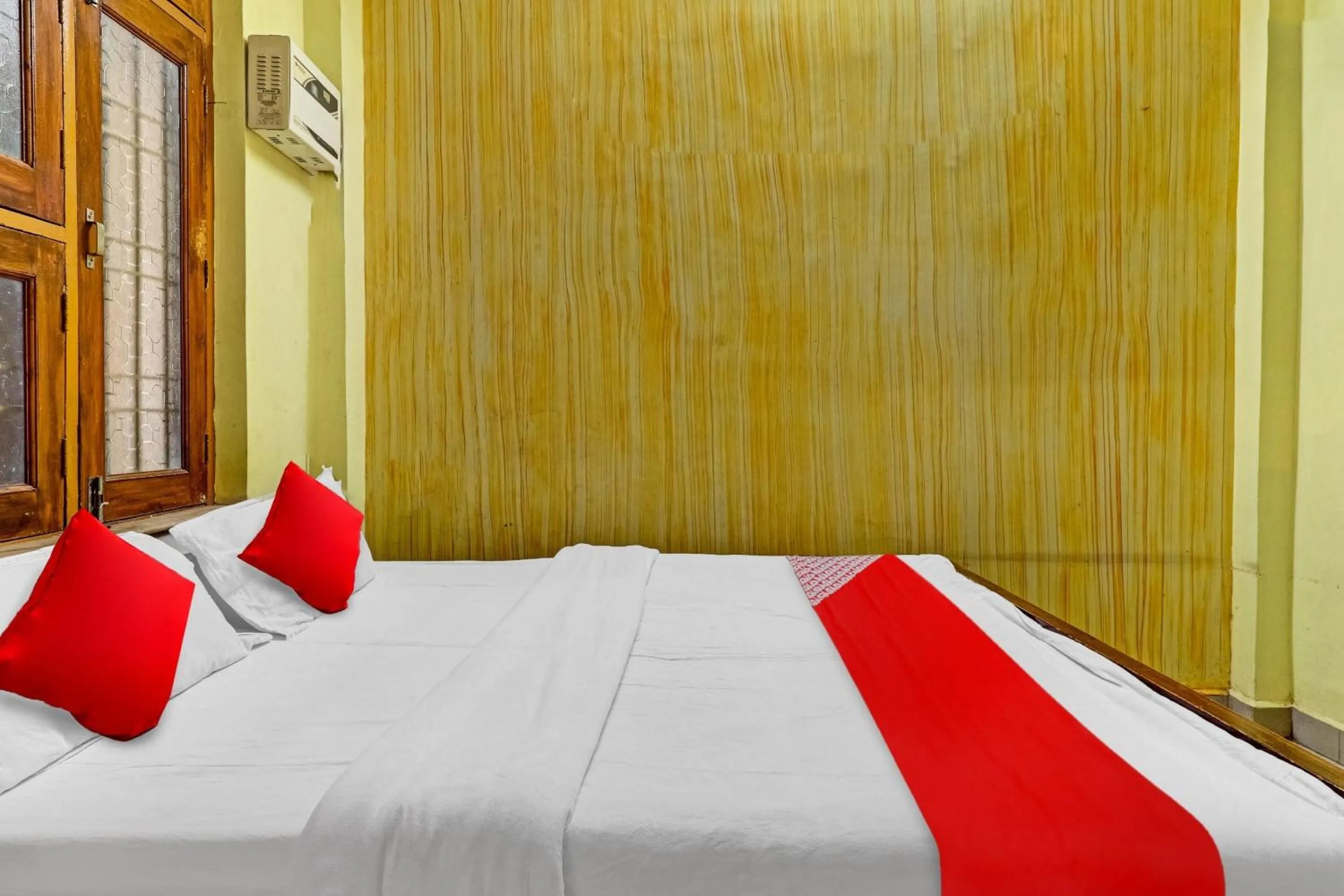 Bedroom, Bed in Hotel O Royal