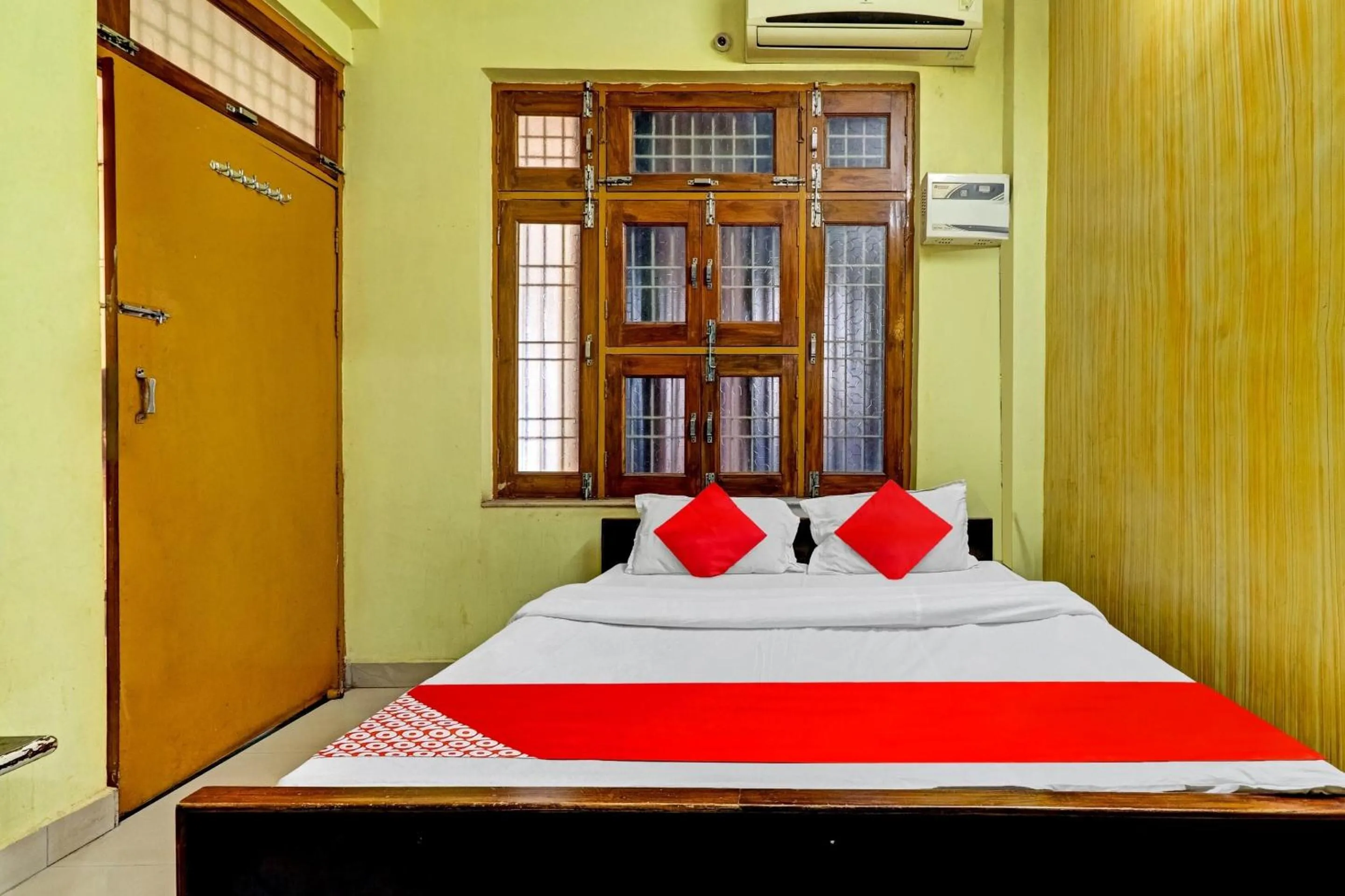 Bedroom, Bed in Hotel O Royal