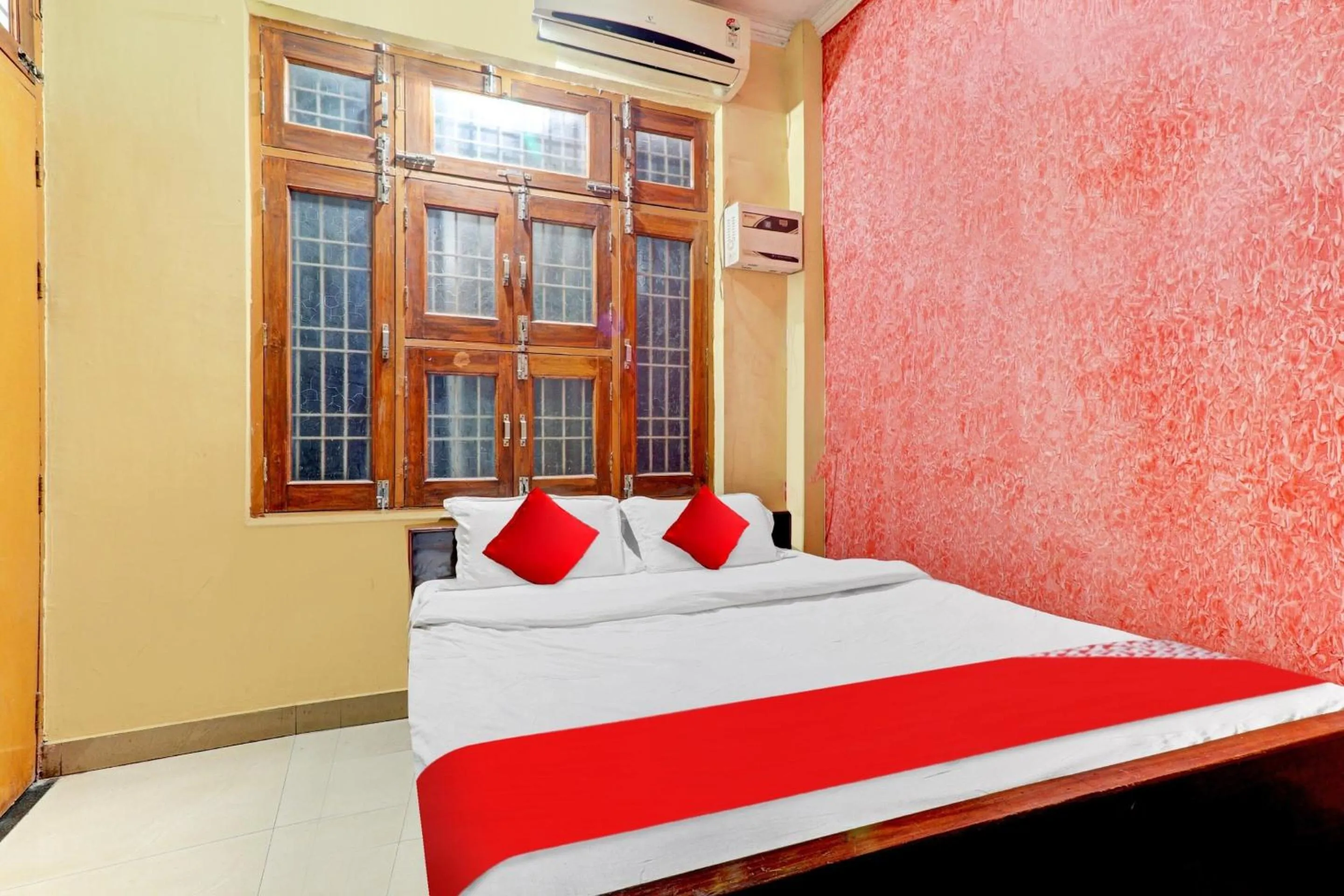 Bedroom, Bed in Hotel O Royal