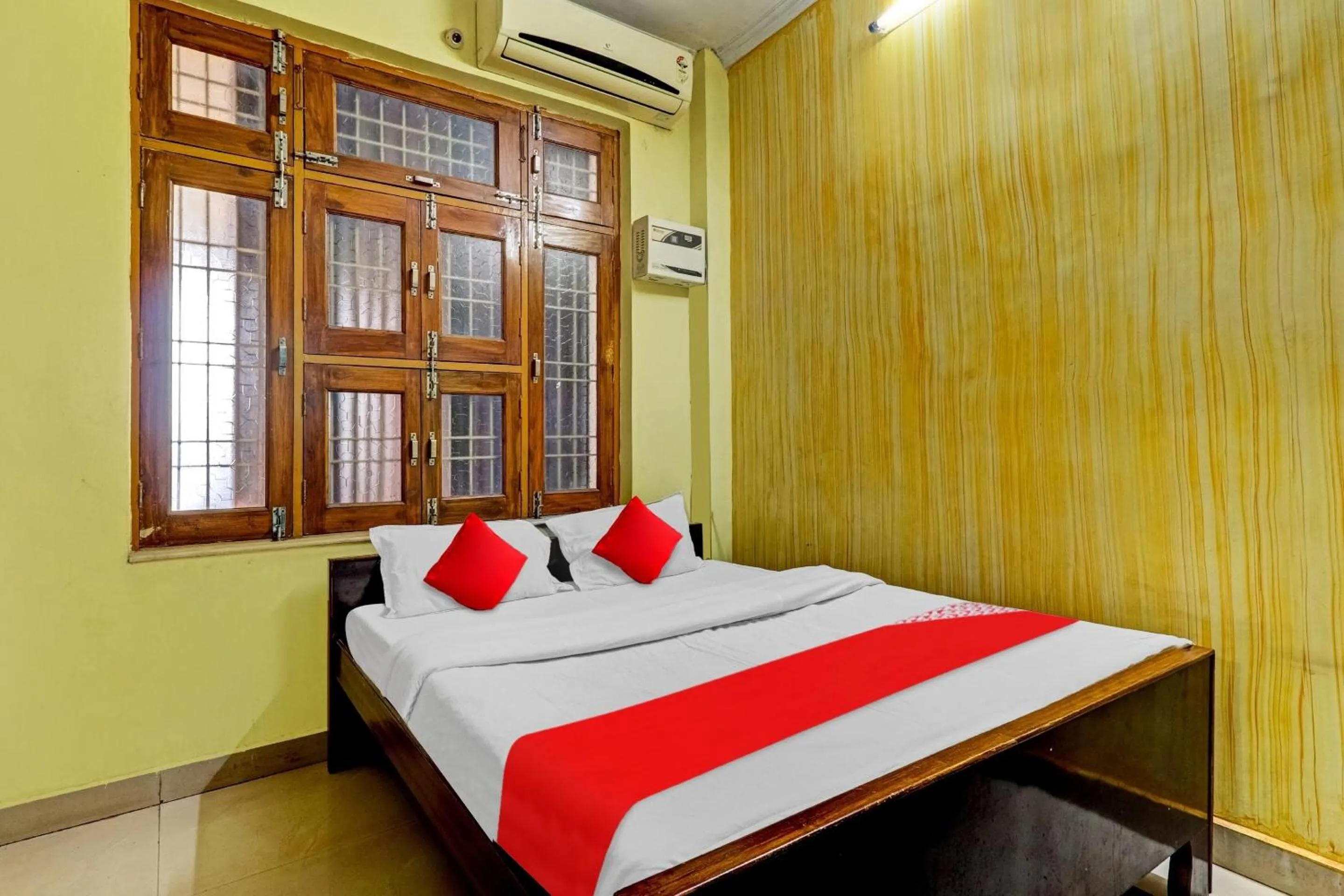 Bedroom, Bed in Hotel O Royal