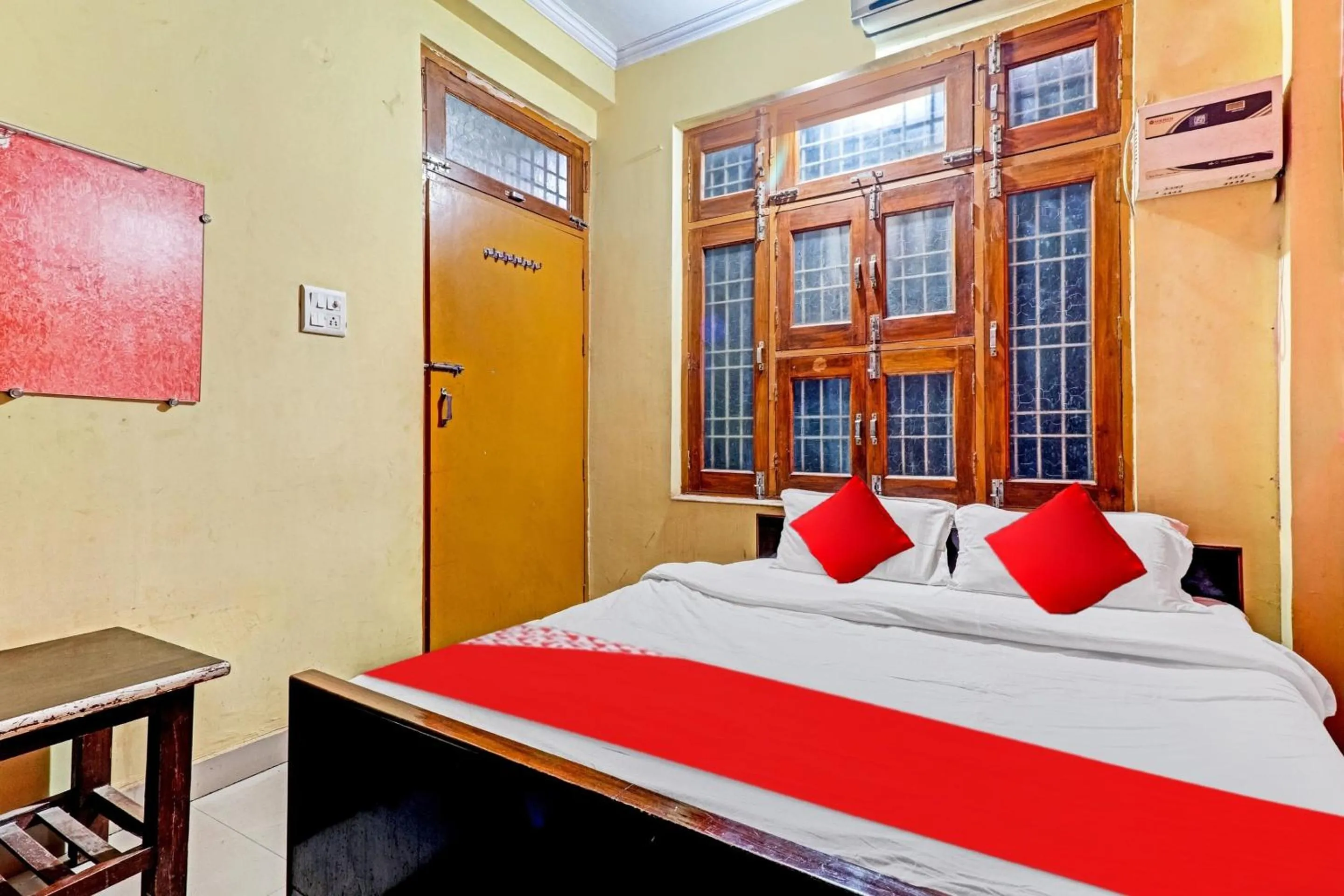 Bedroom, Bed in Hotel O Royal