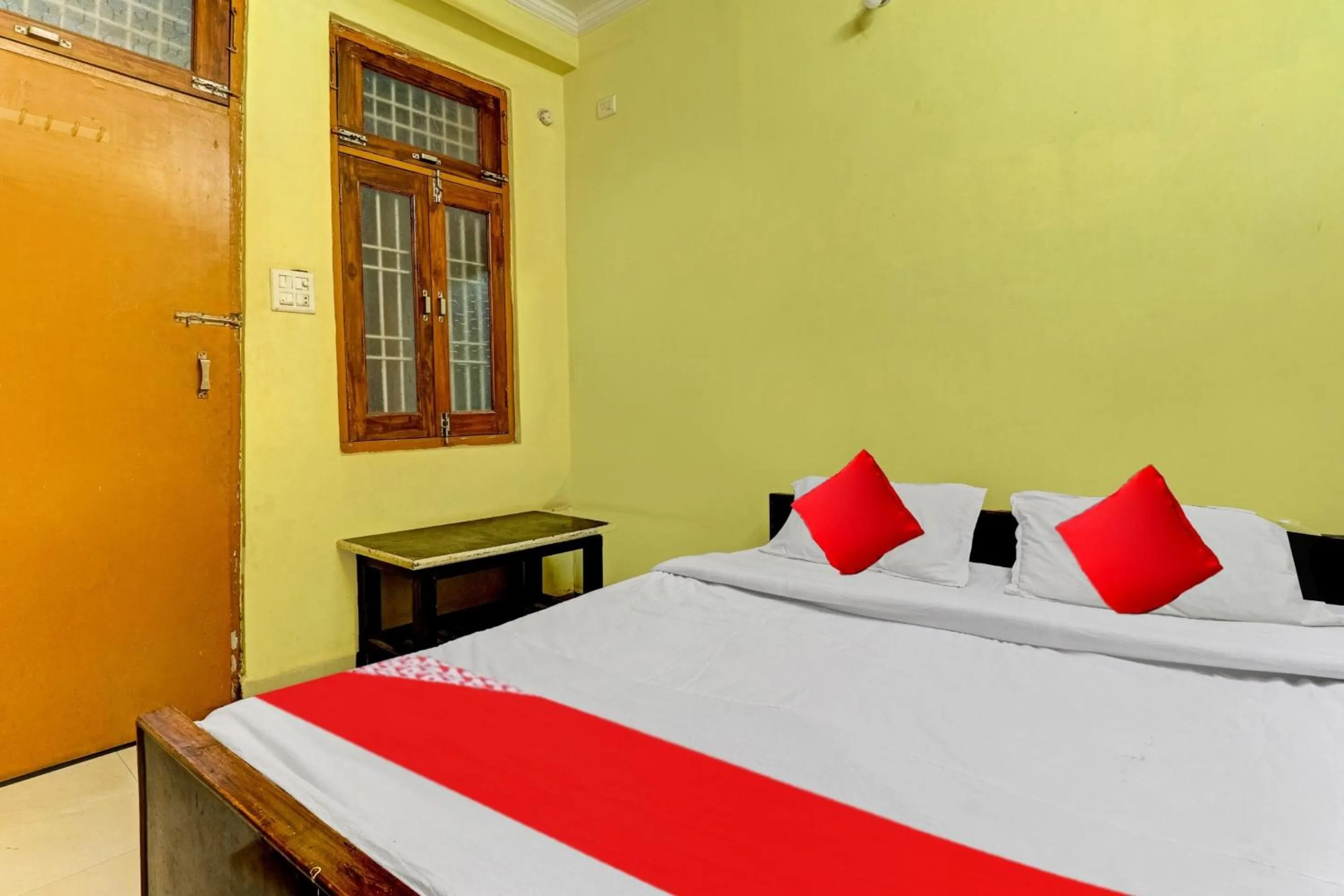 Bedroom, Bed in Hotel O Royal