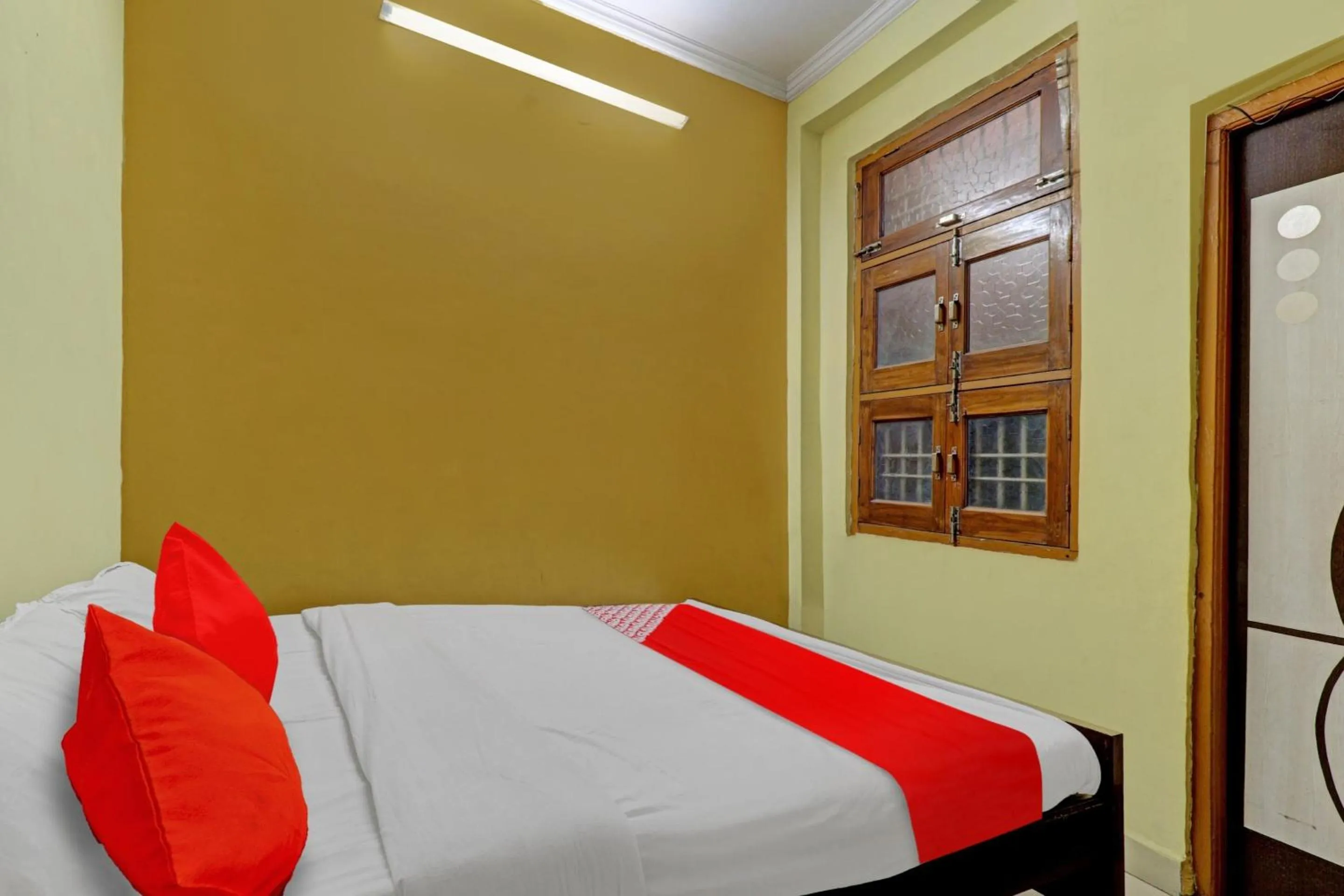 Bedroom, Bed in Hotel O Royal