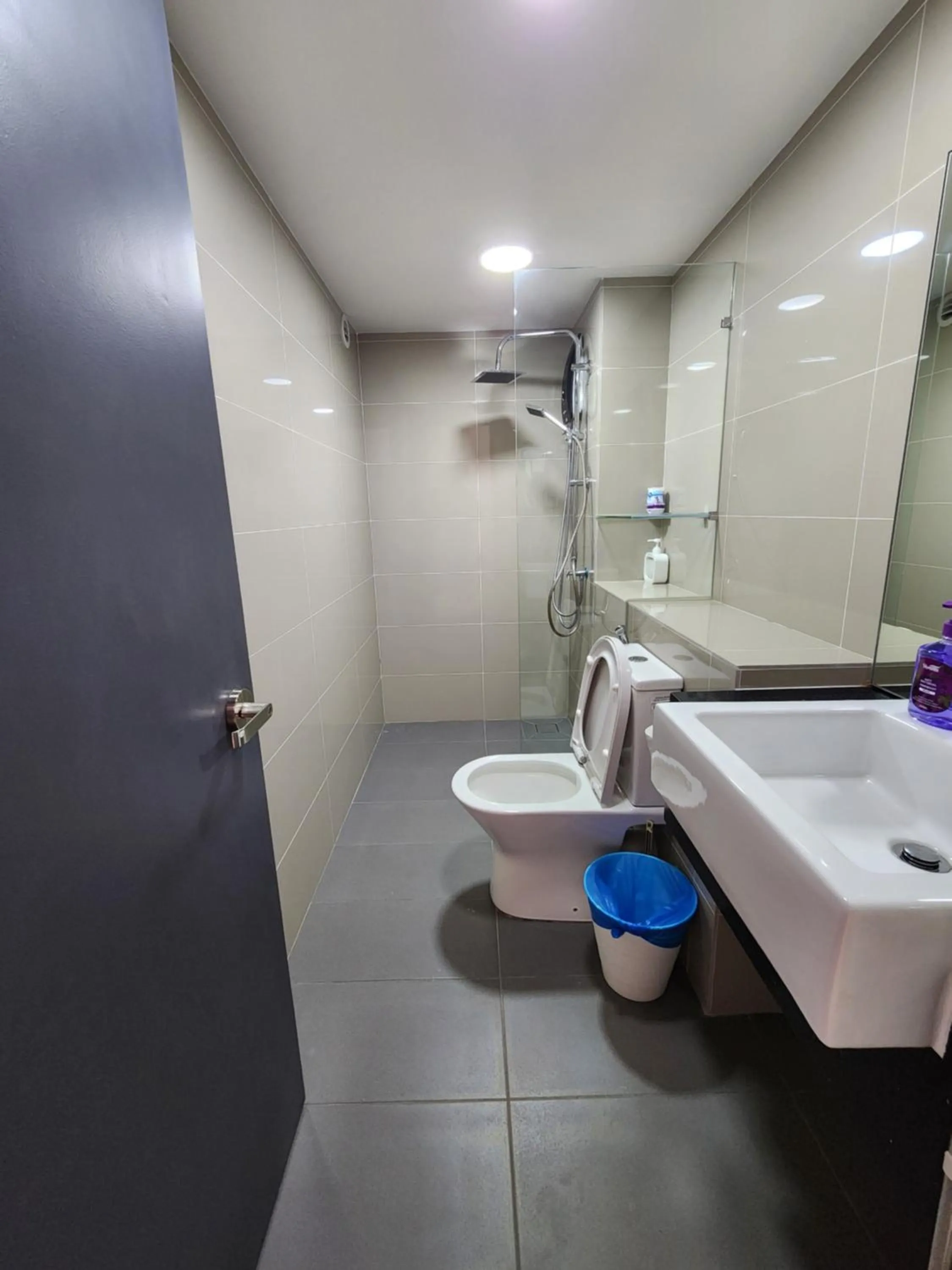 Bathroom in Sunway GRID by SR Home