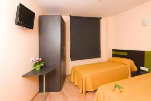 Photo of the whole room, Bed in Llagotel