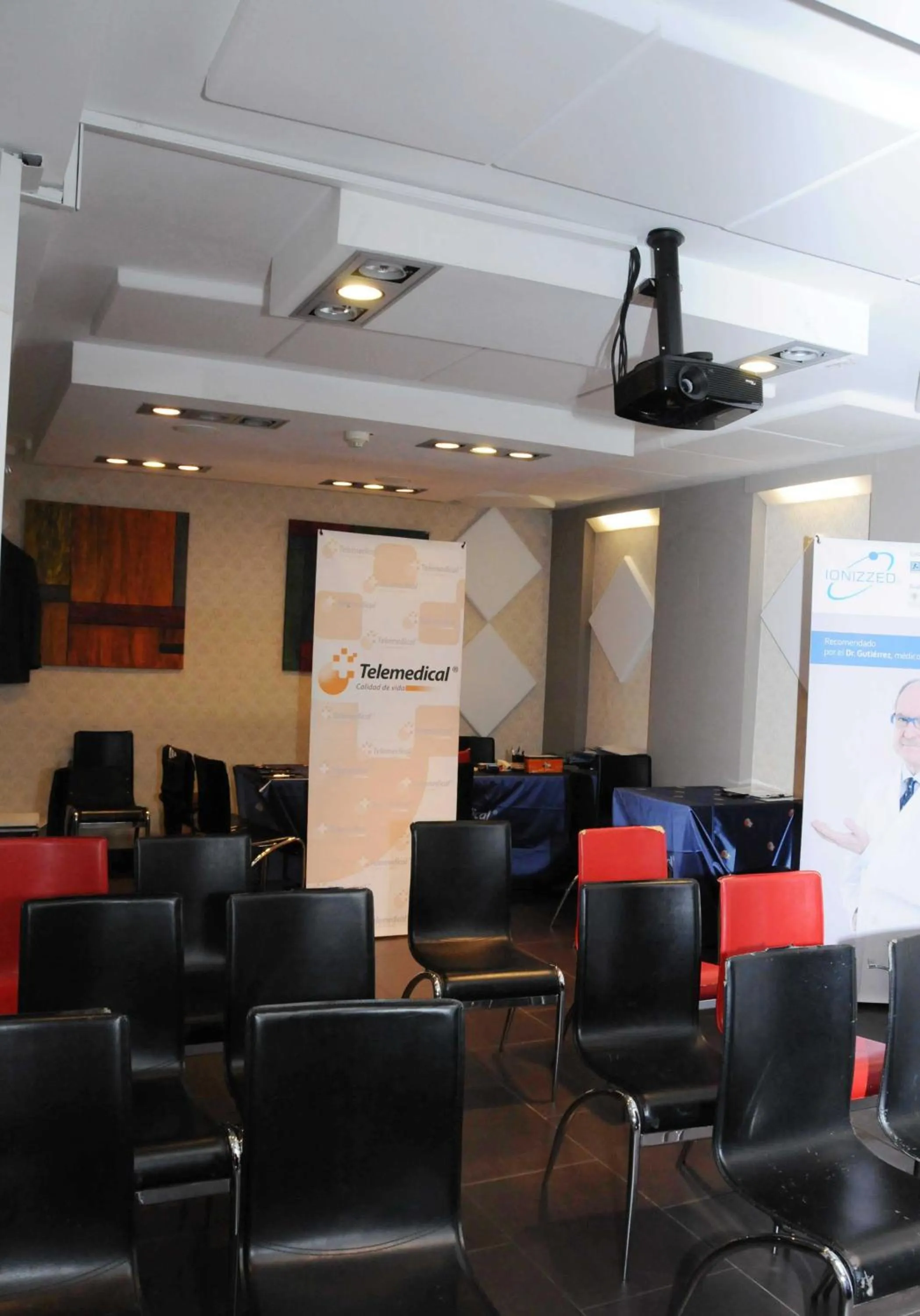 Business facilities in Llagotel