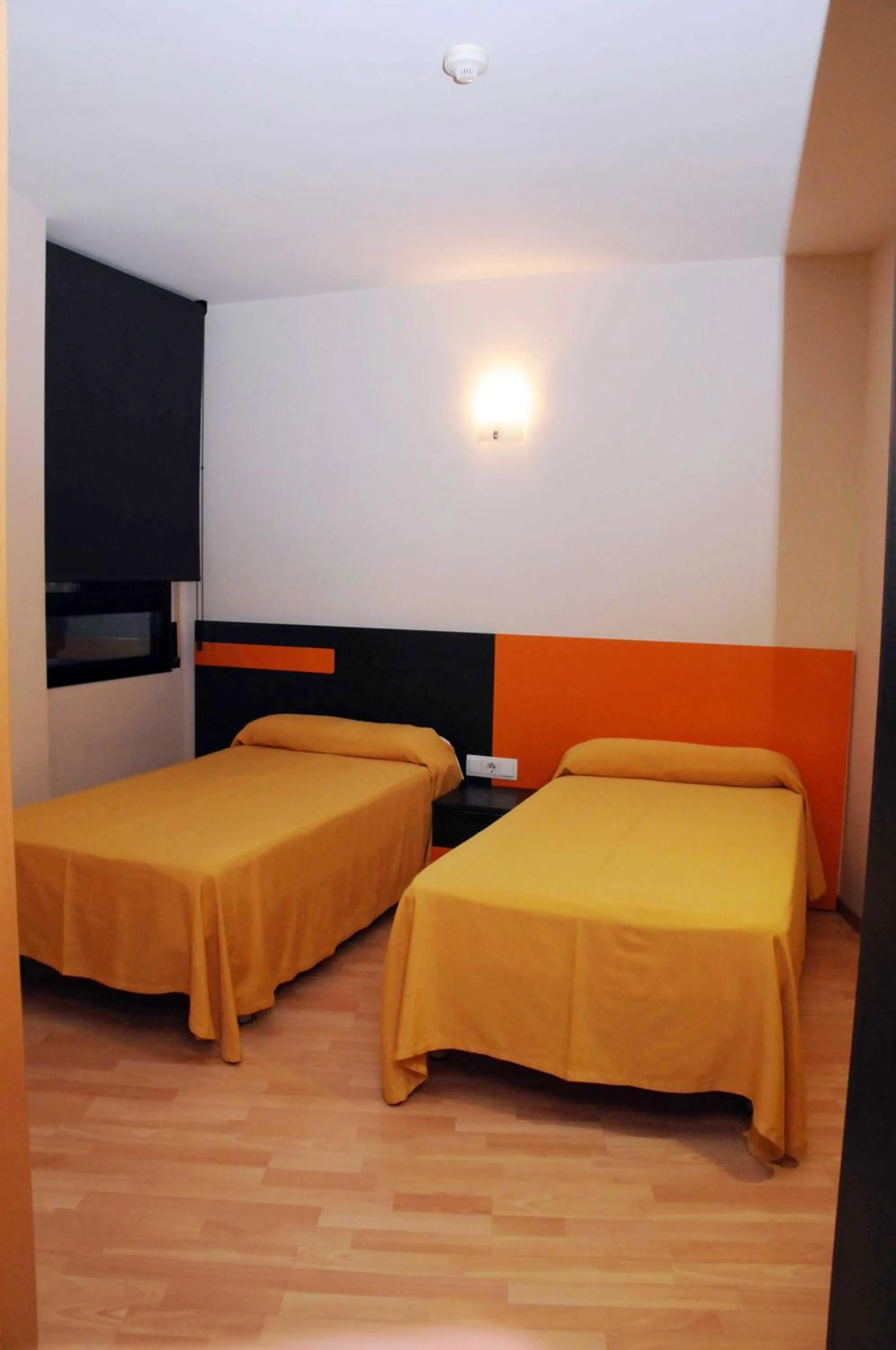 Photo of the whole room, Bed in Llagotel