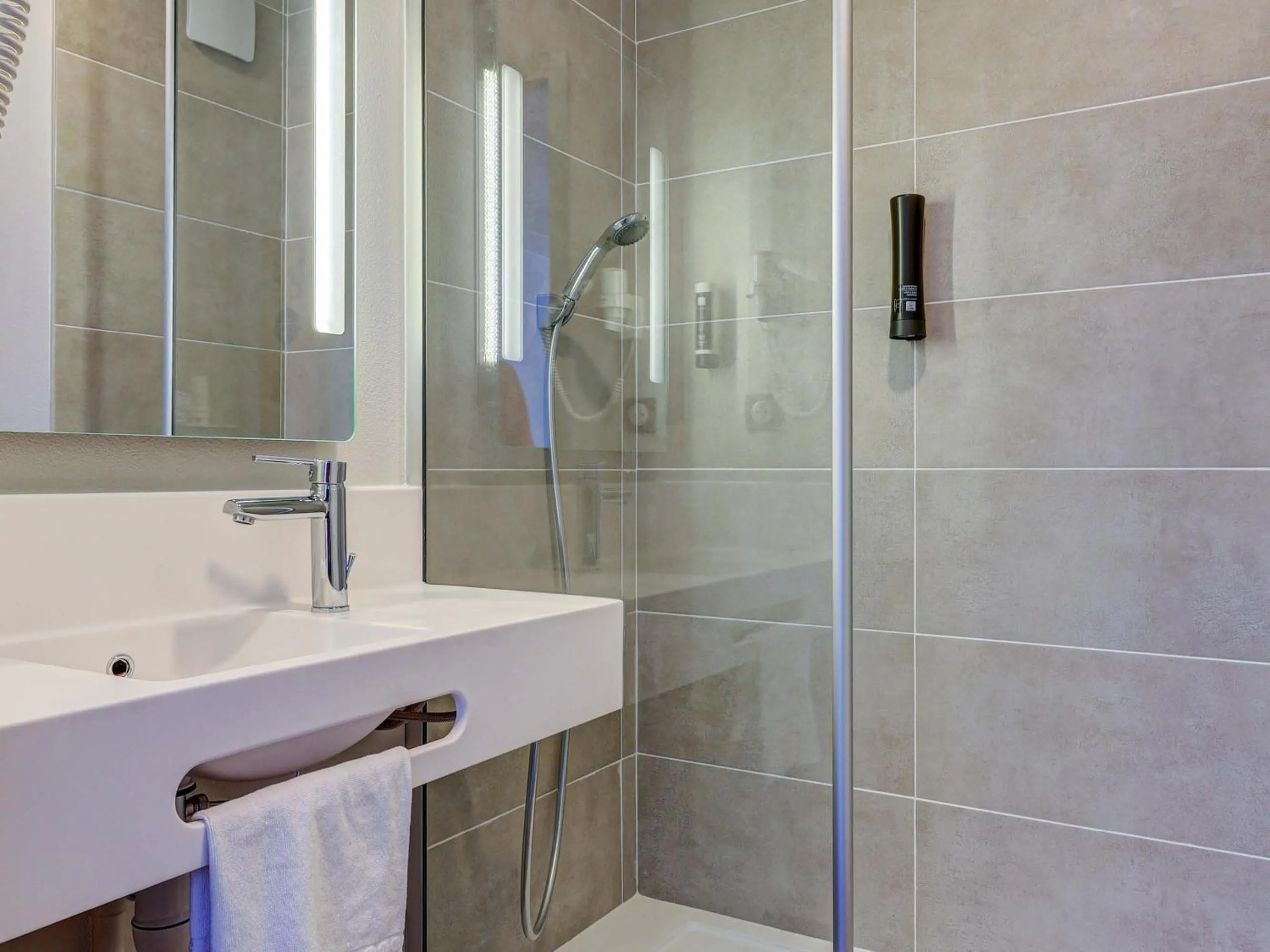 Bathroom in B&B HOTEL Le Creusot Montchanin