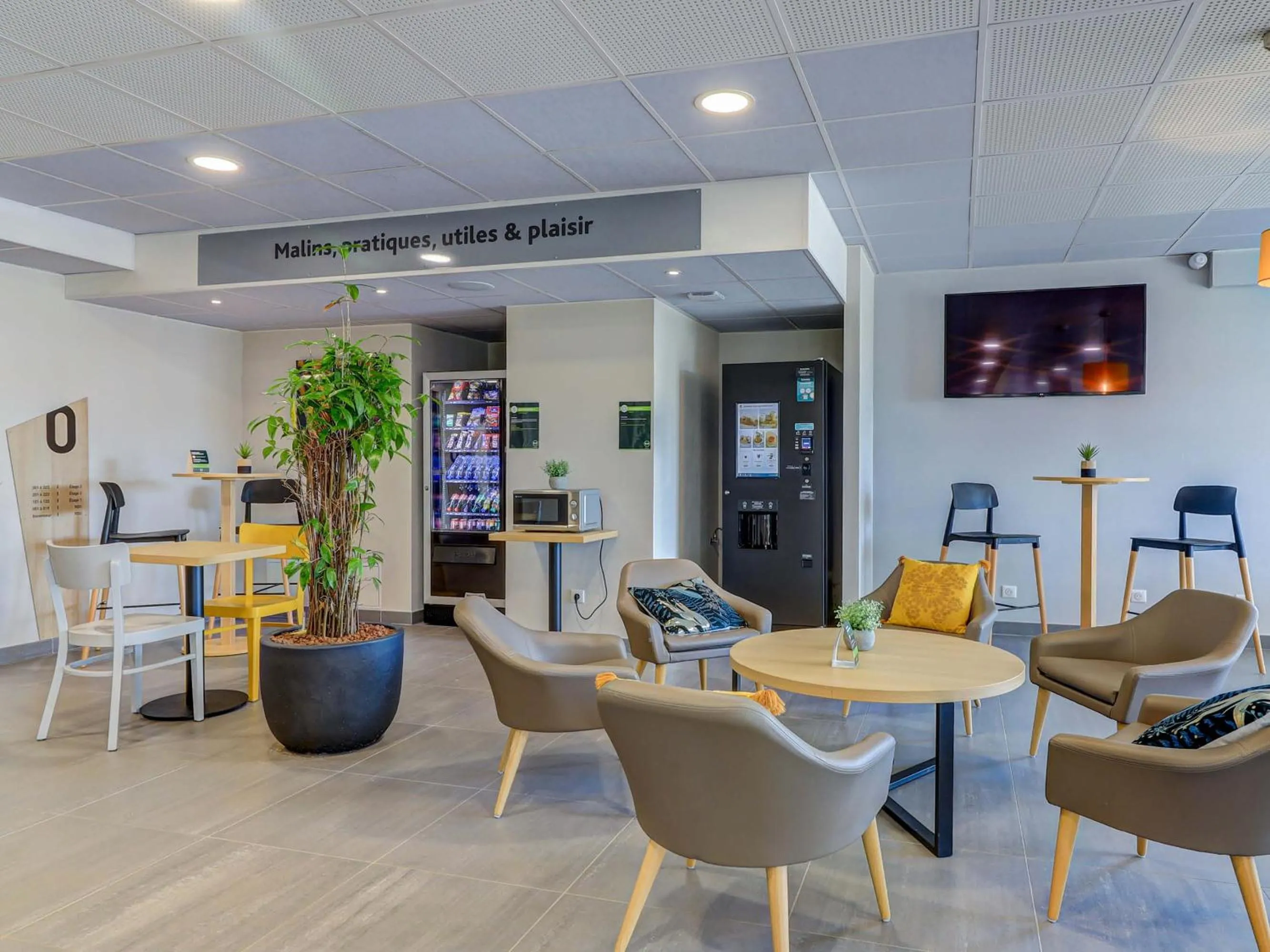 Lobby or reception in B&B HOTEL Le Creusot Montchanin