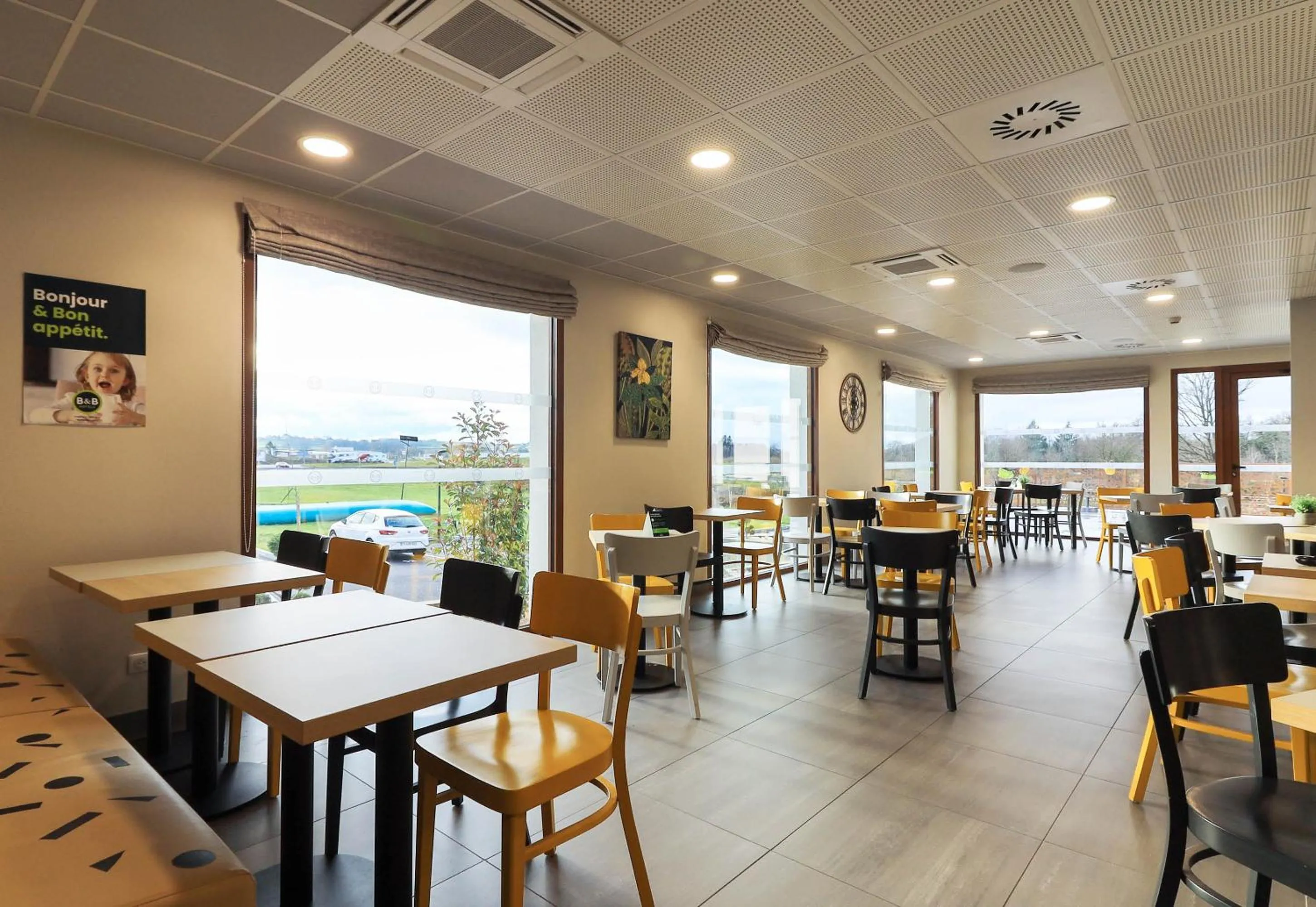 Restaurant/places to eat in B&B HOTEL Le Creusot Montchanin