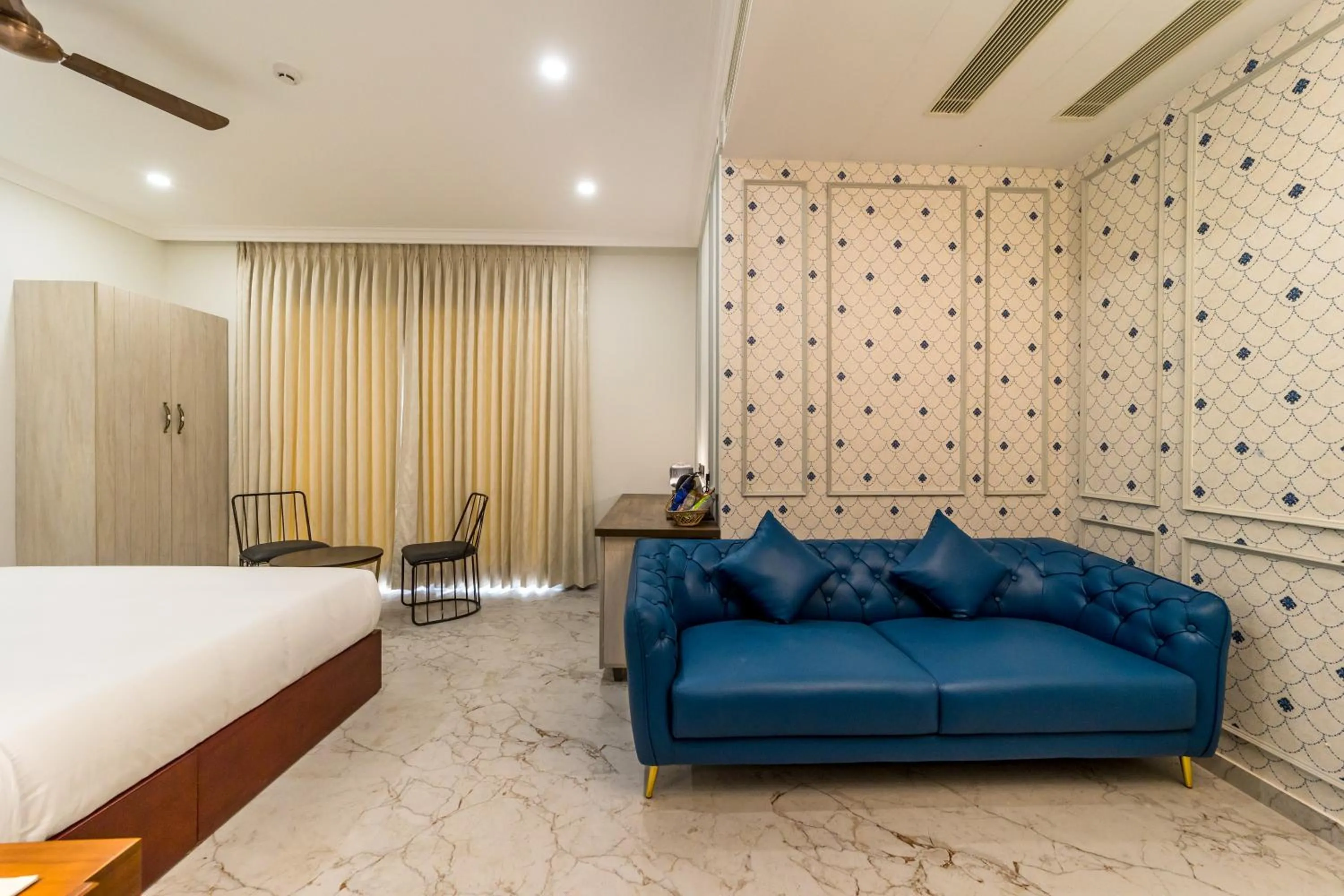 Seating area, Bed in De Fleur Hotel