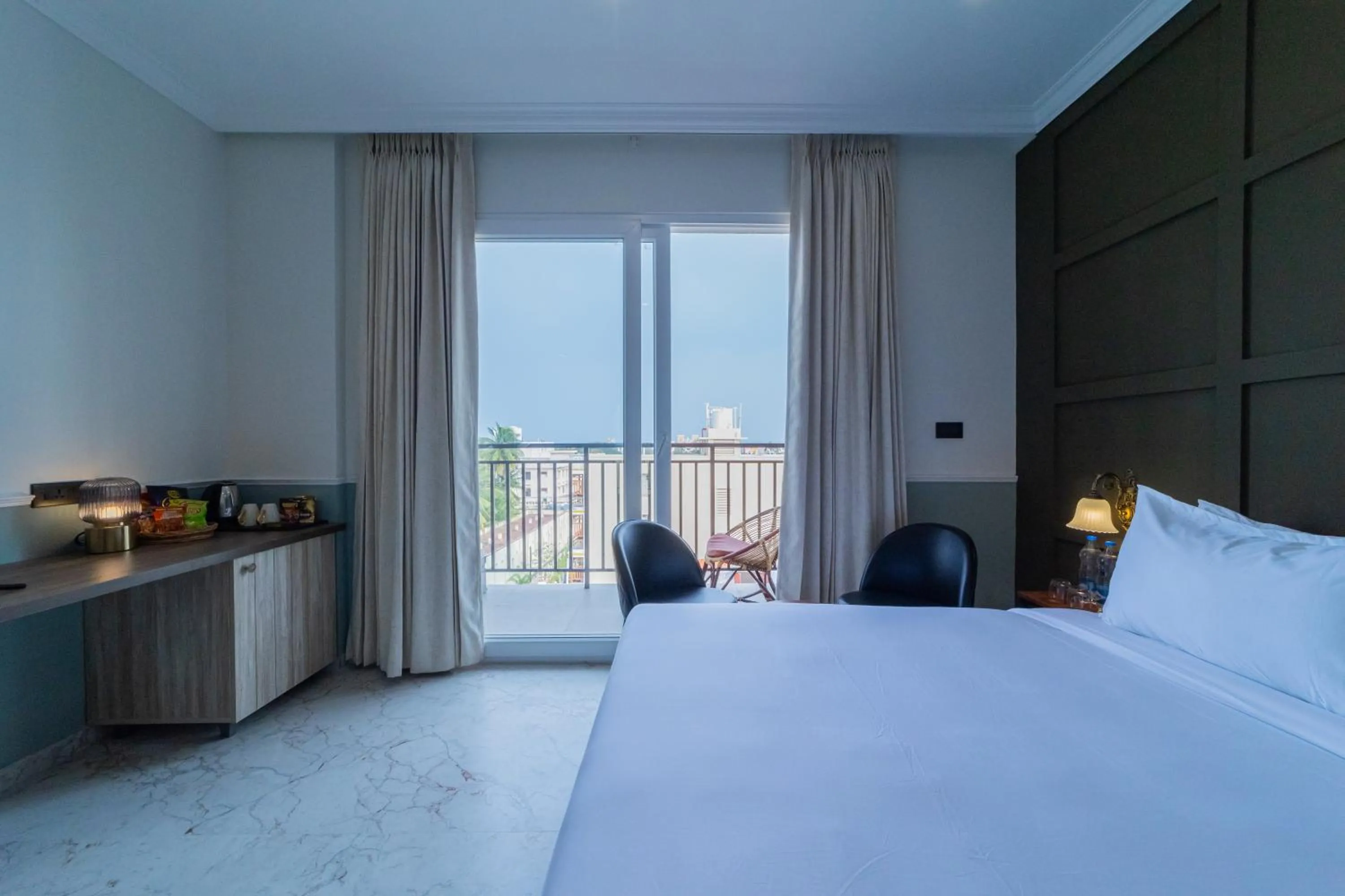 Balcony/Terrace, Bed in De Fleur Hotel