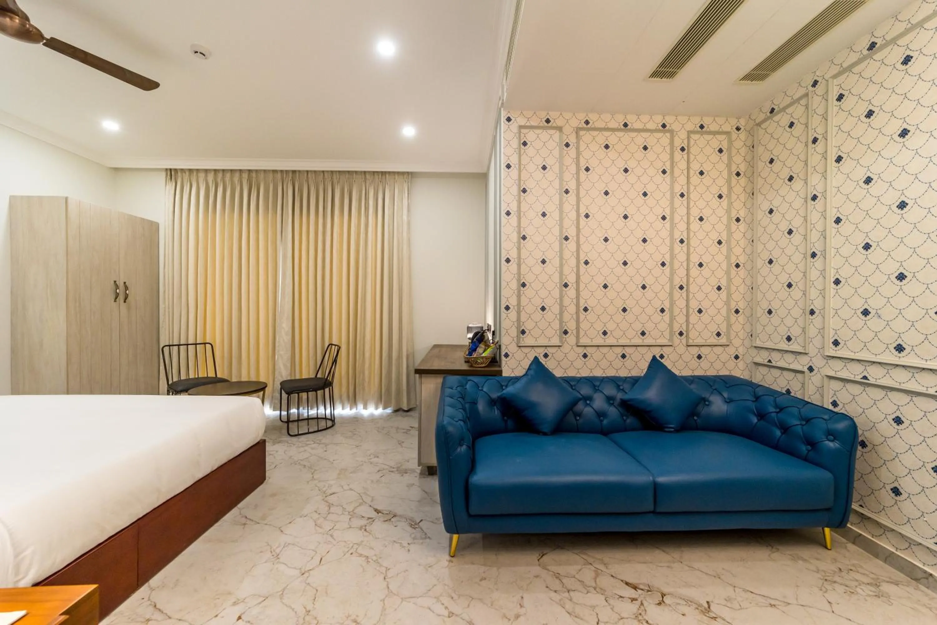 Seating area, Bed in De Fleur Hotel