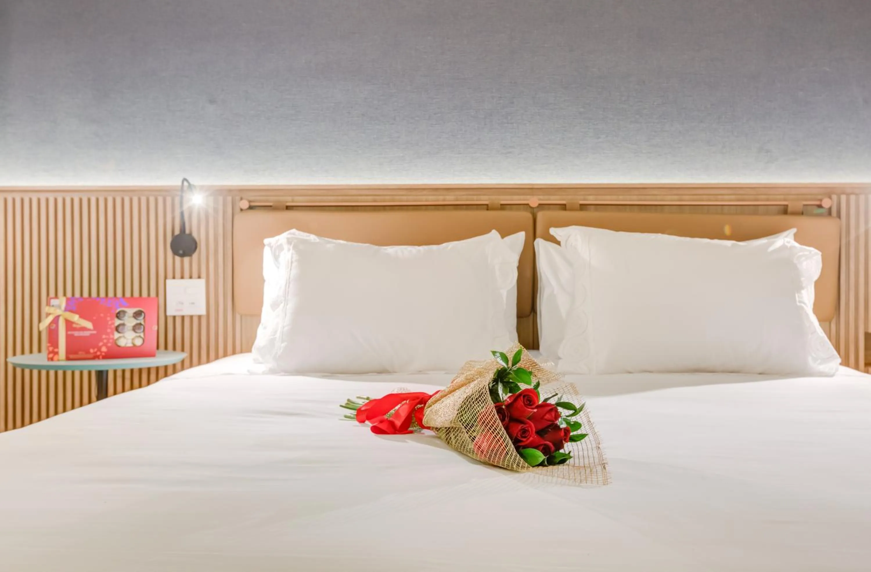 Decorative detail, Bed in Hilton Garden Inn São José do Rio Preto