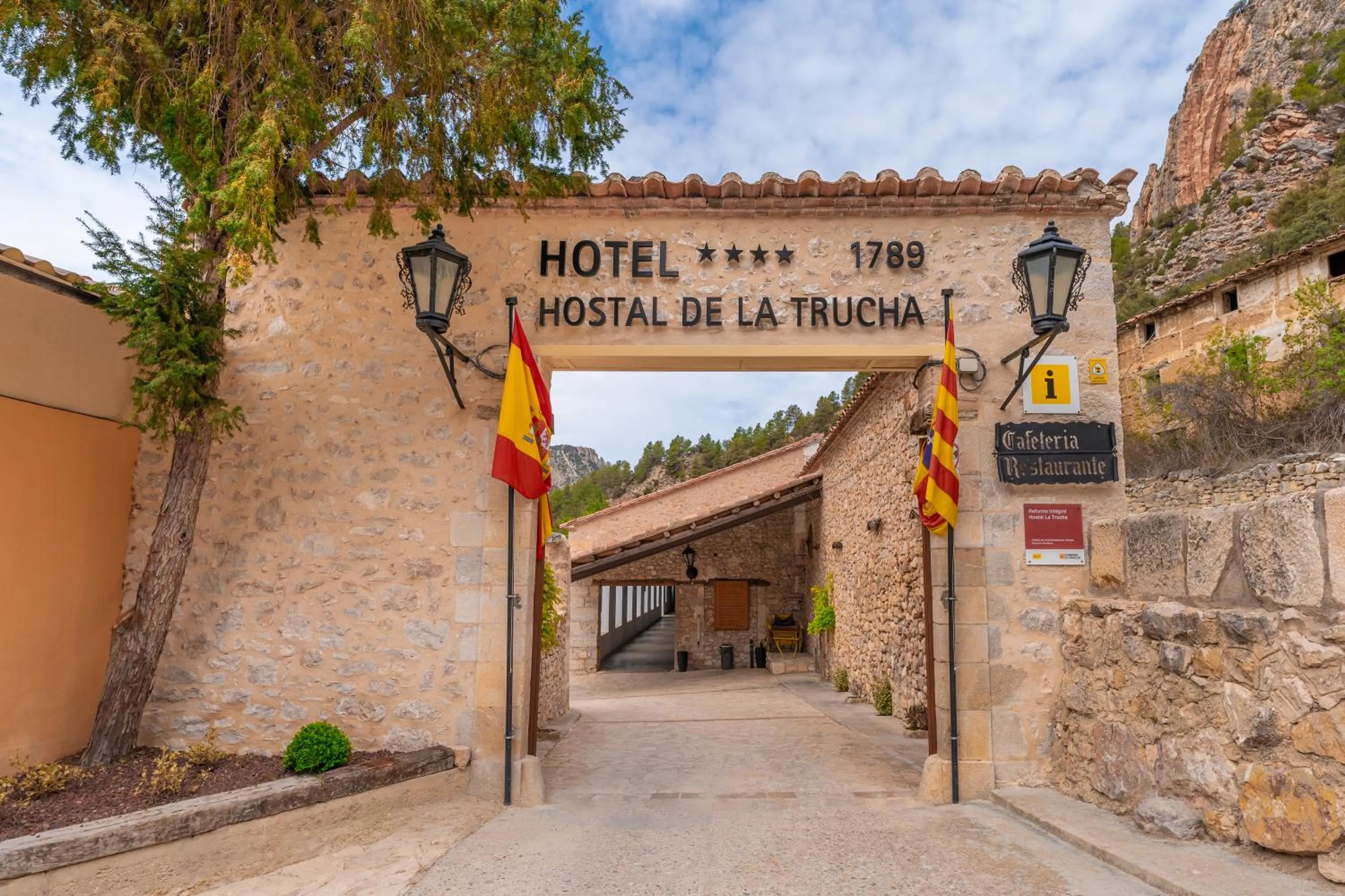 Facade/entrance in Hotel de La Trucha