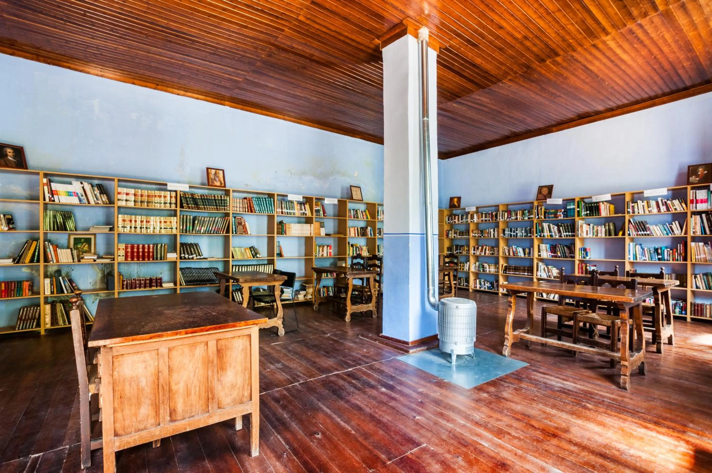 Library in Hotel de La Trucha