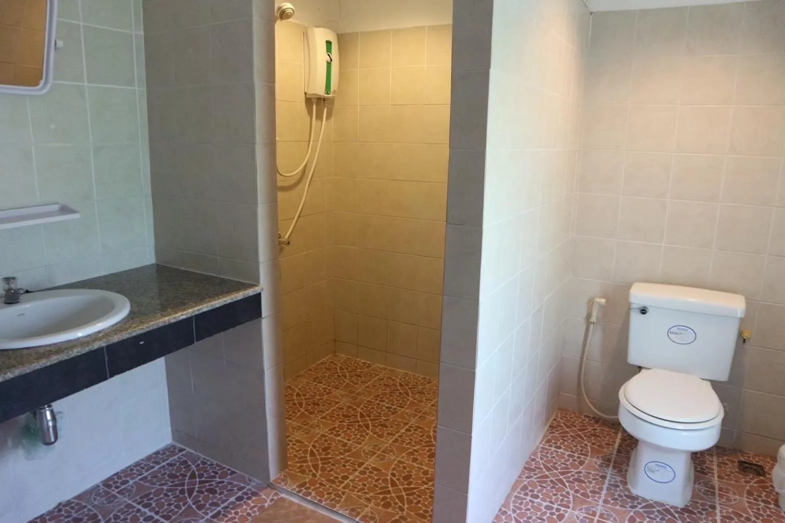 Shower in Baan srinimit Apartment