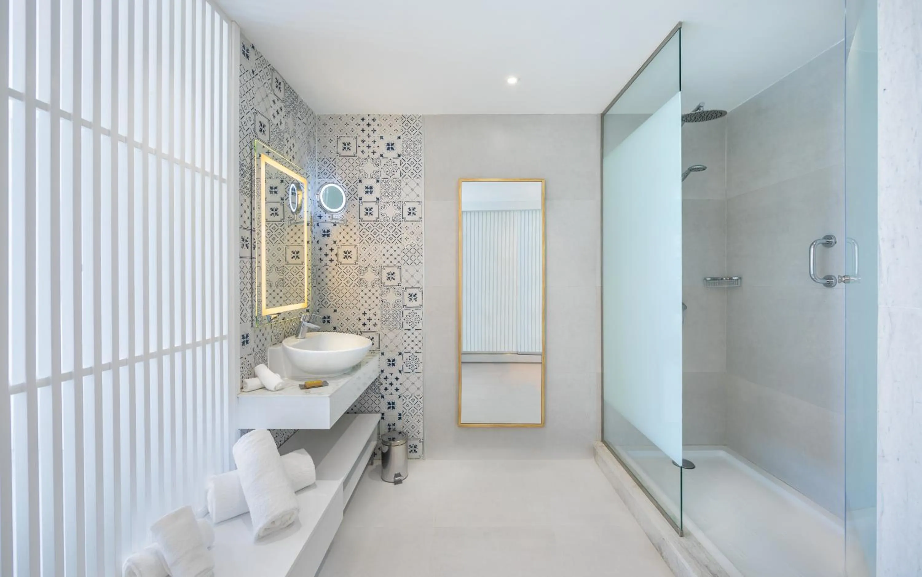 Shower in Hilton Skanes Monastir Beach Resort