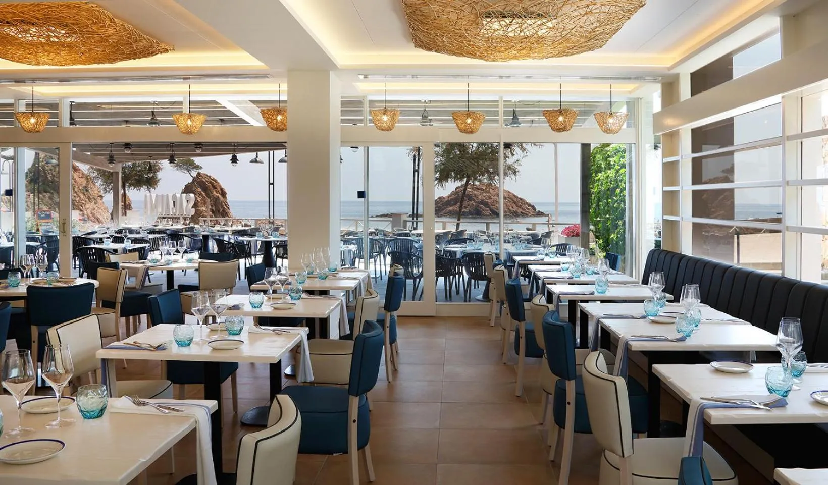 Restaurant/places to eat in Golden Mar Menuda