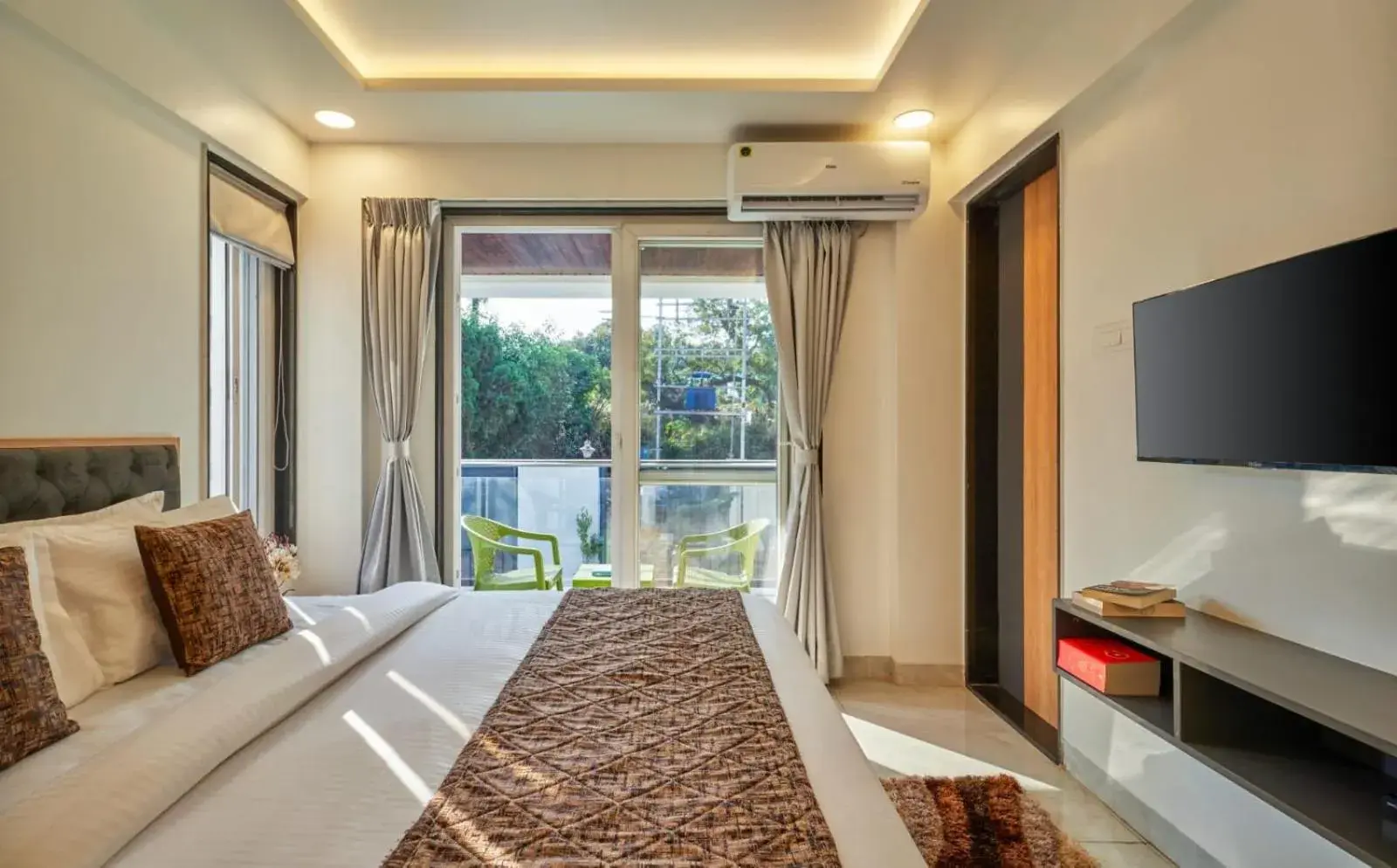 Bed in Drizzle Resort with Swimming pool Near Maapro Garden Bed in Drizzle Resort with Swimming pool Near Maapro Garden